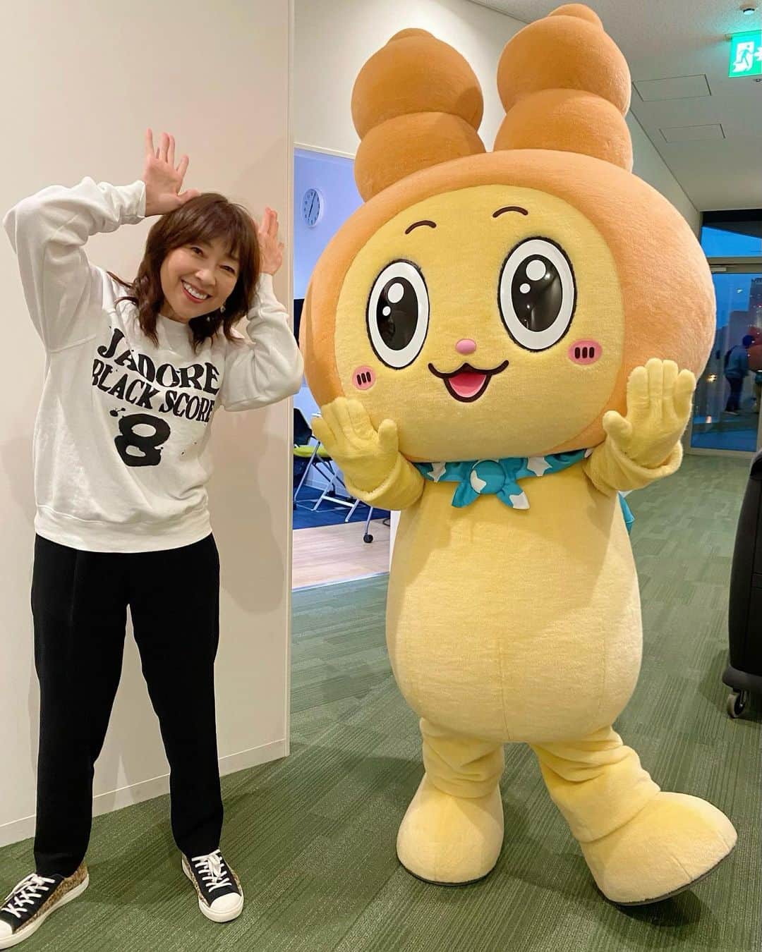 小西美穂のインスタグラム：「りろりろに、また会えた🐰🧡 宇宙迷子で地球をたのしく探検中。 おわらいじゅくでは 新喜劇の定番ズッコケも学んでるんだって👀 さすが関西〜‼😂👍楽しそう ⁡ （ツッコミ担当なんかな） ⁡ #読売テレビ #日曜あさ6時30分 #いろりろ #りろりろ #理路整然 #こども #ちょうせんバラエティ #りろりろポーズ」