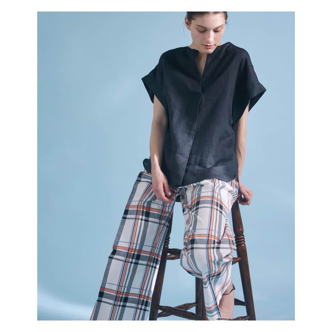 のインスタグラム：「2023 summer collection  オーバーシルエットとスキッパーネックのバランスが女性らしいリラックススタイルに リネン素材でさらりとらした着心地  blouse ¥20,900     #superiorcloset #ined #23ss #summer #スーペリアクローゼット #イネド #夏 #新作 #夏服 #ブラウス #リネン #リネンブラウス #gw #休日コーデ #大人カジュアル #キレイめコーデ」