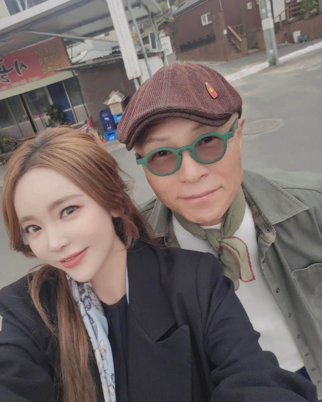 ホン・ジニョンのインスタグラム：「똑똑~~지금 #tv조선 식객 허영만 선생님과 백반기행 방송하고있네용^^  이방송 끝나면 야식에 #술한잔해요 들으시는거 오때여?ㅋㅋ 깨알 홍보💕 좋은밤 보내세용!!🥰」