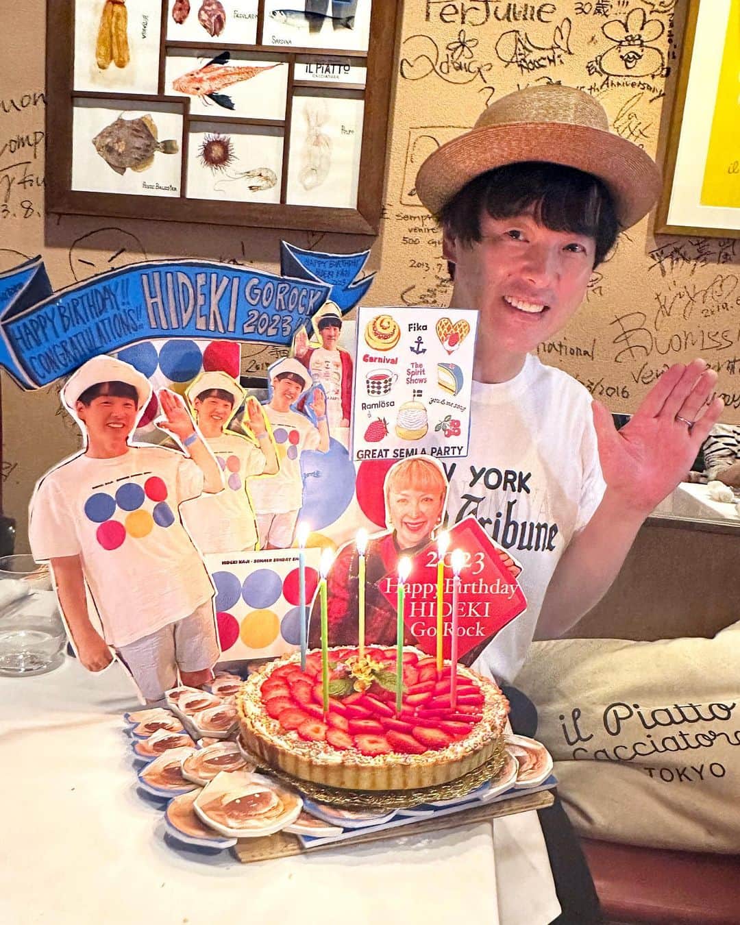 SHOKOさんのインスタグラム写真 - (SHOKOInstagram)「Happy birthday @hideki_kaji 🎂❣️ 5月8日の誕生日に先駆けて、親しい友人たちに集まってお祝いをして頂きました🥂✨💞 素敵なイタリアンレストラン @ilpiatto_takashi_kadohama さん、私達にサプライズで準備して下さった店内デコレーションも素晴らしくて感動🎉いつもあっと驚く演出で、最高に美味しくて、リラックスできる楽しい空間を愛情込めて提供してくださる角濱シェフ(写真8枚目)に感謝の気持ちで一杯です💓  集まって下さった野宮真貴さん、かせきさいだぁ君、ユカリフレッシュさん、ユーゴ・スターさん、Felicity櫻木さん、ナリ君、おとぎ話の皆さん、竹田マネージャーなどなど、又、この日は参加できなかった友人たちも、私たち夫婦にとって、人生において大切な友人たち。皆が笑顔で楽しんでくださる光景は人生の宝だと、歳を重ねるたびにさらに深く感じます✨ この日も、ギター1本あるだけで、即興の、KAJI本人から、有馬くんの弾き語りもあって、笑顔の贅沢な時間。  それぞれの道を輝かしく懸命に人生を楽しまれている素敵な友人達に囲まれたKAJIは、やっぱり歳を重ねても、本人がパンク少年のように純粋で、熱くて、音楽に対する情熱が深く、このように素敵なお友達に囲まれていることが、何よりもその真っ直ぐな人生を語っています。 新たな一年がまた実りあるものになりますように💫✨  (写真9枚目は💓いつも私のポップアップにも遊びに来てくれるユカリフレッシュさんが @sforshoko のトートバッグを愛用してくれているのでパチリ📷この写真、可愛い💕楽しいユカリさんと話すといつもエンドレス🎶)」5月5日 20時06分 - shoko_london