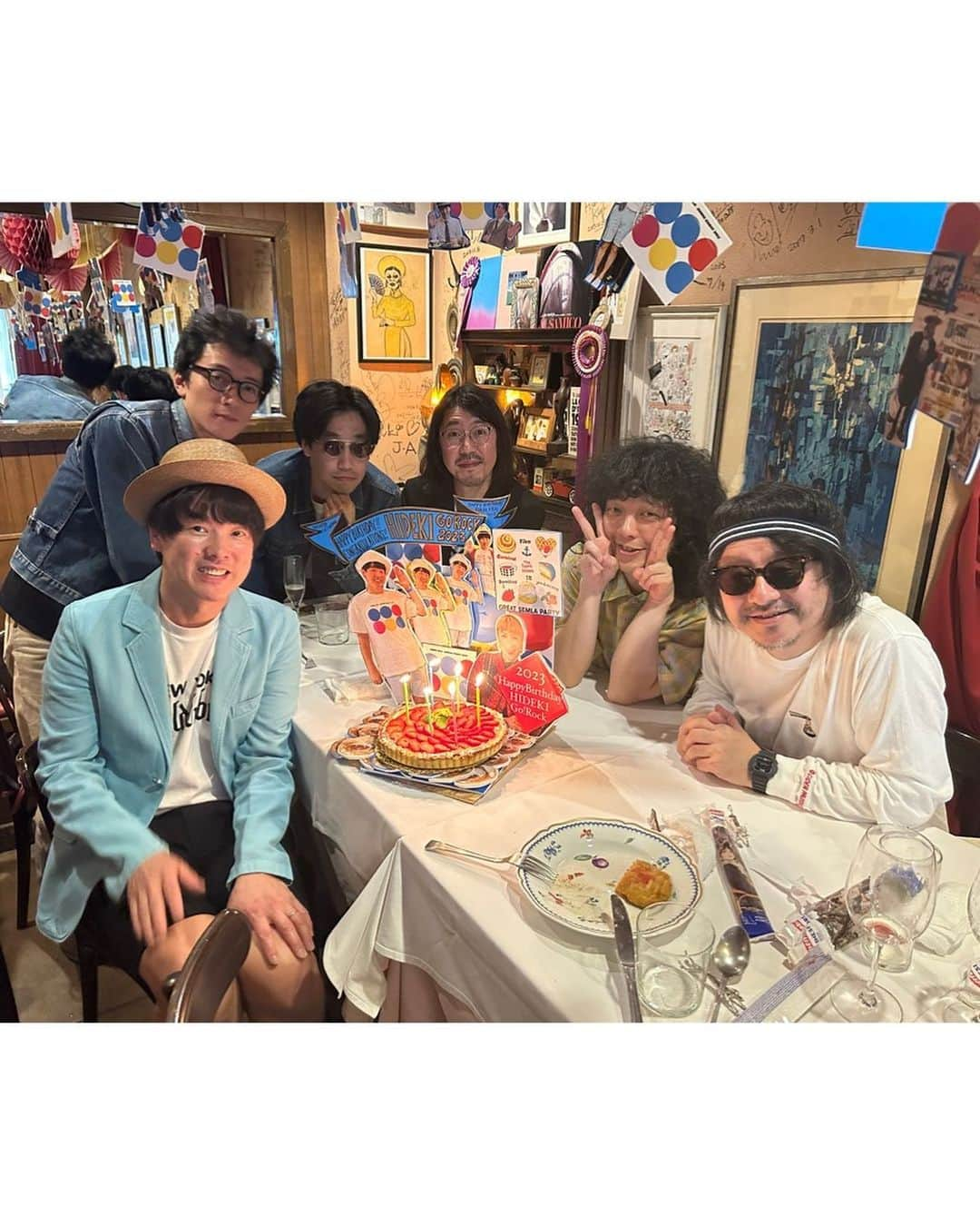 SHOKOさんのインスタグラム写真 - (SHOKOInstagram)「Happy birthday @hideki_kaji 🎂❣️ 5月8日の誕生日に先駆けて、親しい友人たちに集まってお祝いをして頂きました🥂✨💞 素敵なイタリアンレストラン @ilpiatto_takashi_kadohama さん、私達にサプライズで準備して下さった店内デコレーションも素晴らしくて感動🎉いつもあっと驚く演出で、最高に美味しくて、リラックスできる楽しい空間を愛情込めて提供してくださる角濱シェフ(写真8枚目)に感謝の気持ちで一杯です💓  集まって下さった野宮真貴さん、かせきさいだぁ君、ユカリフレッシュさん、ユーゴ・スターさん、Felicity櫻木さん、ナリ君、おとぎ話の皆さん、竹田マネージャーなどなど、又、この日は参加できなかった友人たちも、私たち夫婦にとって、人生において大切な友人たち。皆が笑顔で楽しんでくださる光景は人生の宝だと、歳を重ねるたびにさらに深く感じます✨ この日も、ギター1本あるだけで、即興の、KAJI本人から、有馬くんの弾き語りもあって、笑顔の贅沢な時間。  それぞれの道を輝かしく懸命に人生を楽しまれている素敵な友人達に囲まれたKAJIは、やっぱり歳を重ねても、本人がパンク少年のように純粋で、熱くて、音楽に対する情熱が深く、このように素敵なお友達に囲まれていることが、何よりもその真っ直ぐな人生を語っています。 新たな一年がまた実りあるものになりますように💫✨  (写真9枚目は💓いつも私のポップアップにも遊びに来てくれるユカリフレッシュさんが @sforshoko のトートバッグを愛用してくれているのでパチリ📷この写真、可愛い💕楽しいユカリさんと話すといつもエンドレス🎶)」5月5日 20時06分 - shoko_london