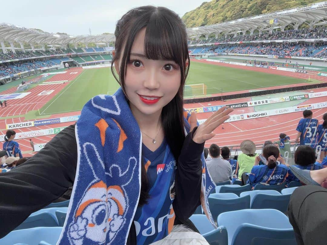 尾上美月のインスタグラム：「サッカー観戦ってほんとにたのしい！！！！！⚽️🏁📣🔥  みんなはなんのスポーツ観戦が好き？？😎  #jleague #jリーグ #vファーレン長崎 #vvaren #サッカー #サッカー観戦 #スポーツ観戦 #スポーツ女子 #サッカー #サッカー女子 #soccer #ootd #ユニフォーム #ユニフォームコーデ」