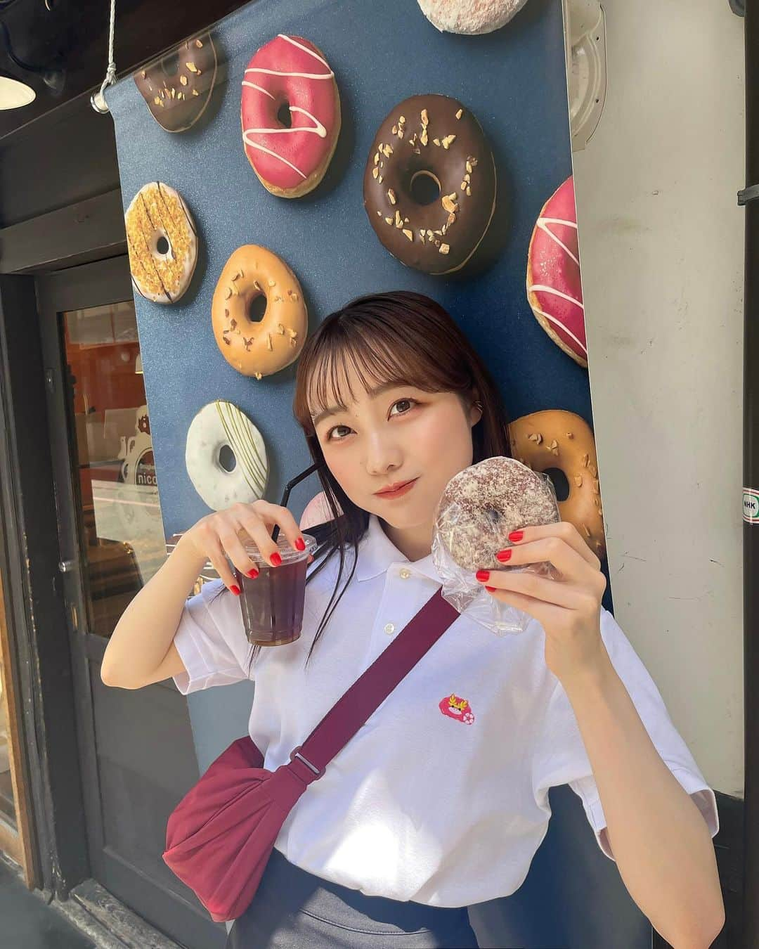 志賀可奈子さんのインスタグラム写真 - (志賀可奈子Instagram)「手作りドーナツ屋さん🍩🥤  モカといちご、優しい甘さでふわっふわで美味しかった！ 他の種類も気になる🧒🏻💭  ポロシャツは #京都サンガ から出ているSANGA LIFE LAB.の新作です！ワンポイントの刺繍が可愛くてお気に入り🪡  #nicottomam #ドーナツ屋さん」5月5日 20時09分 - kanapan_ya