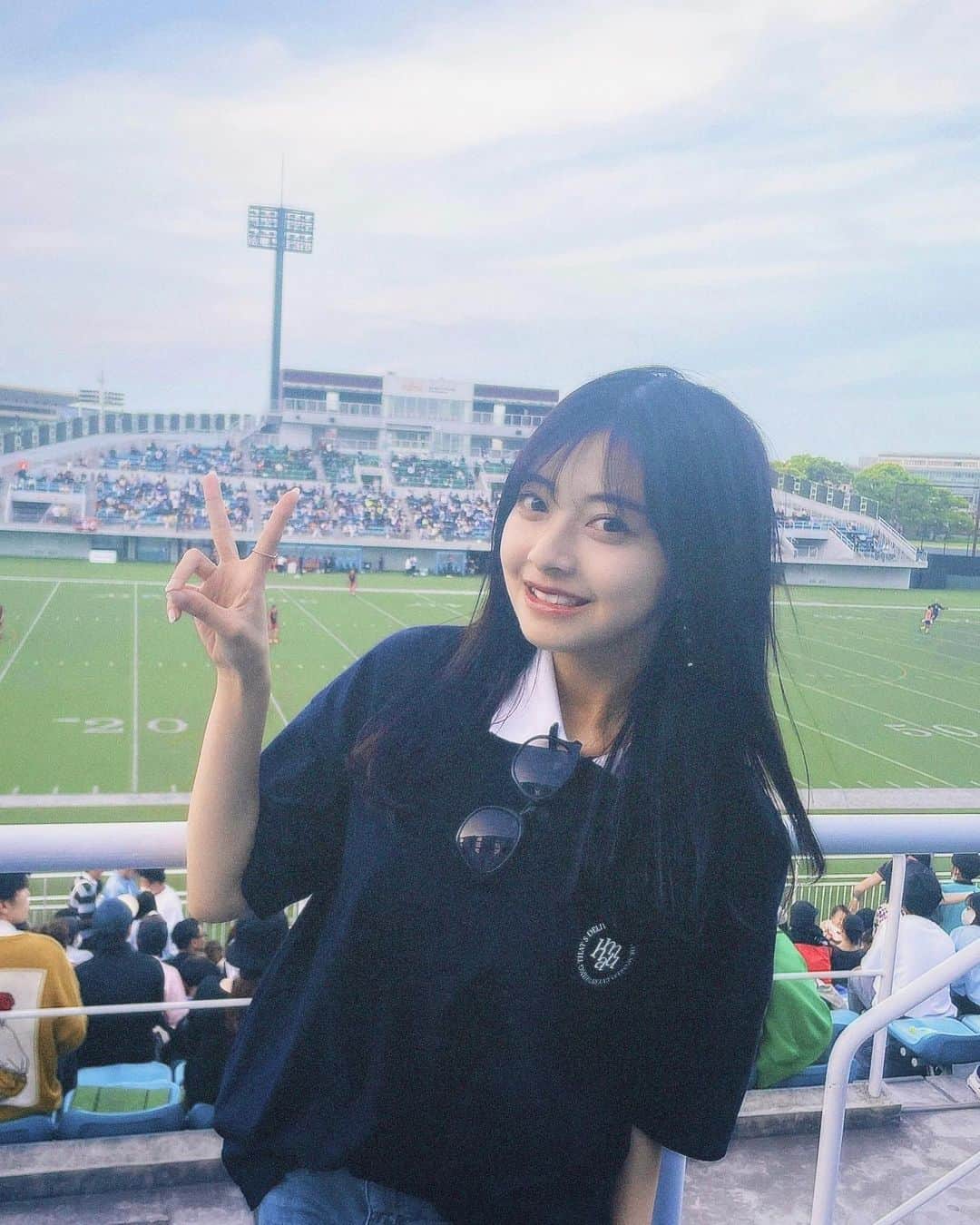 千葉祐夕のインスタグラム：「#reelzleague ⚽️💜  初！富士通スタジアム川崎！！！ 楽しかった〜〜〜  本当はこのまま愛知へ帰って、久々に明日はグランパスの試合を観に行く予定でしたが、お仕事の都合で叶わず、、（グランパスサポの皆様に配信で行きますって伝えたのにごめんなさい〜泣）  でも今年は予定が合えば、県外も沢山観戦しに行く予定です！🇯🇵♡ 楽しみ ！！！  ※ この写真はハーフタイムに撮影させて頂きました。」