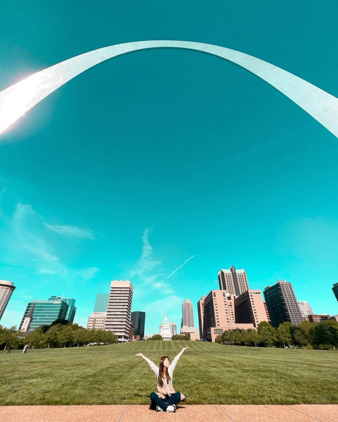 小嶋彩乃さんのインスタグラム写真 - (小嶋彩乃Instagram)「“Gateway to the West” St. Louis!  アメリカ中西部のミシシッピ川沿いにある街、セントルイス。といえば、みんな大好き、たっちゃんことヌートバー選手がいるカージナルスのホームグラウンド!  対エンジェルス、大谷選手の登板日。試合前のブルペンはすごい人だかりで、さすがWBC MVPは全チームの選手だけでなくアウェイチームのファンからも注目されていました😳!! 大谷選手はこの日5回13奪三振、通算500奪三振100本塁打は史上2人目の快挙です！  主人が会社を立ち上げてから、サポートする機会が増えて来ましたが、飛行機移動と時差で身体がぐるぐる。この生活を10年続けている主人が”体力お化け”と言われる理由がわかります。尊敬と同時にもういい歳なので心配😅  #missouri #stlouis #cardinals #mlb #reporter #bussinesstips #mississippiriver #gatewayarch #メジャーリーグ #野球観戦 #アメリカ生活 #海外在住 #出張」5月5日 14時46分 - ayano_realtorusa