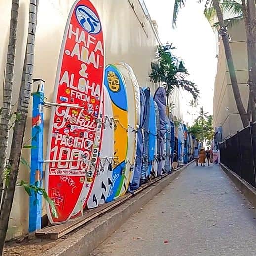 みんちゃん さんのインスタグラム写真 - (みんちゃん Instagram)「Nalu Storage  いつ来ても赤いサーフボードが先頭なのね ステッカーがめっちゃ増えてる❗  #hawaii #ハワイ #waikiki #gw #旅行 #travel #hawaiilife」5月5日 14時48分 - min_chan0624