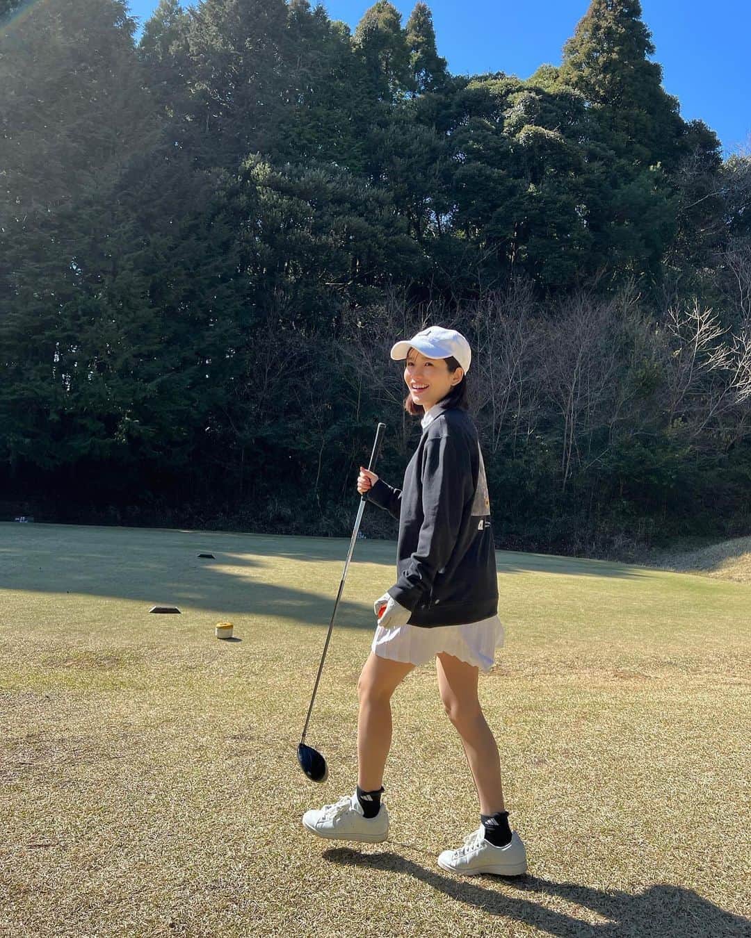 猪鼻ちひろのインスタグラム：「⛳️ 初ラウンドのときの たくさん聞かれた #ゴルフウェア は 全身まるっと @adidasgolf のものでした。 この形のミニスカートって高校生ぶりでは？！と思ったけど、 中にショートパンツがついていてとても良い！ 帽子も靴も靴下までも…格好だけは一丁前😛🙏  @aya_dream04 @hirotakekubo &お友達の優しさのおかげで とっても楽しかった〜 (YouTube一生編集しないな、、？) #ちひろのお洋服 #ゴルフ #初ラウンド #ゴルフコーデ #月日が経つの早い  #ゴルフ初心者」