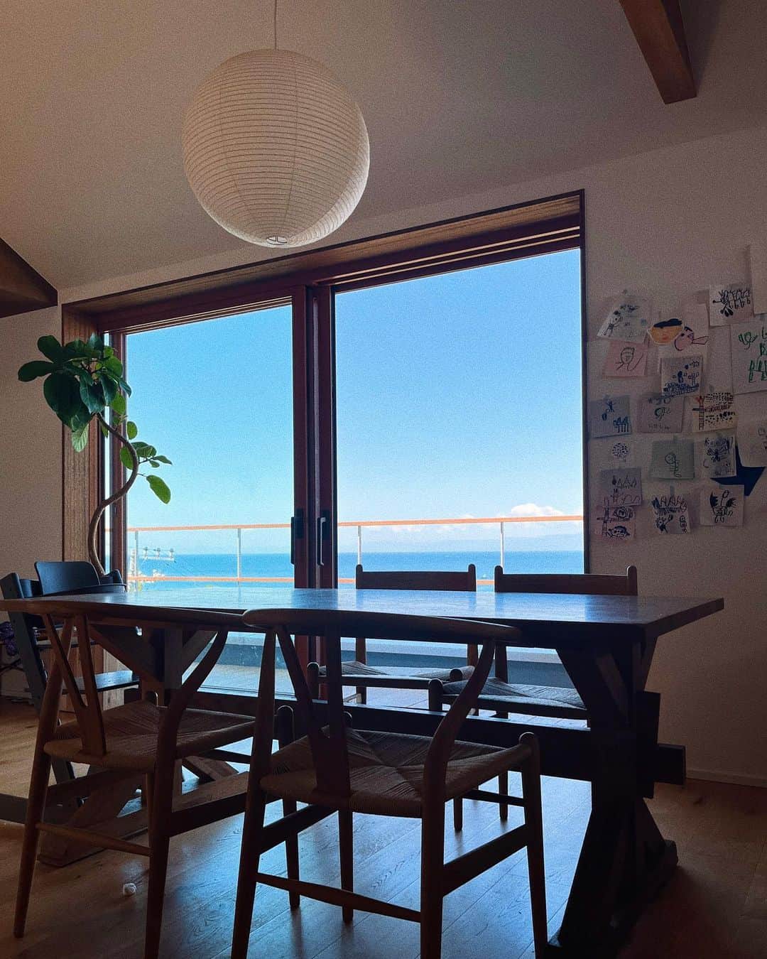 宇藤えみのインスタグラム：「🌿🌿🌿 笑っちゃうくらい強風な日が続いていたけど (この辺りに住んでいる人は分かる) このイサムノグチがグルングルン。笑 穏やかなお天気でスタートしたGW☀️  #暮らし#葉山 #イサムノグチ」