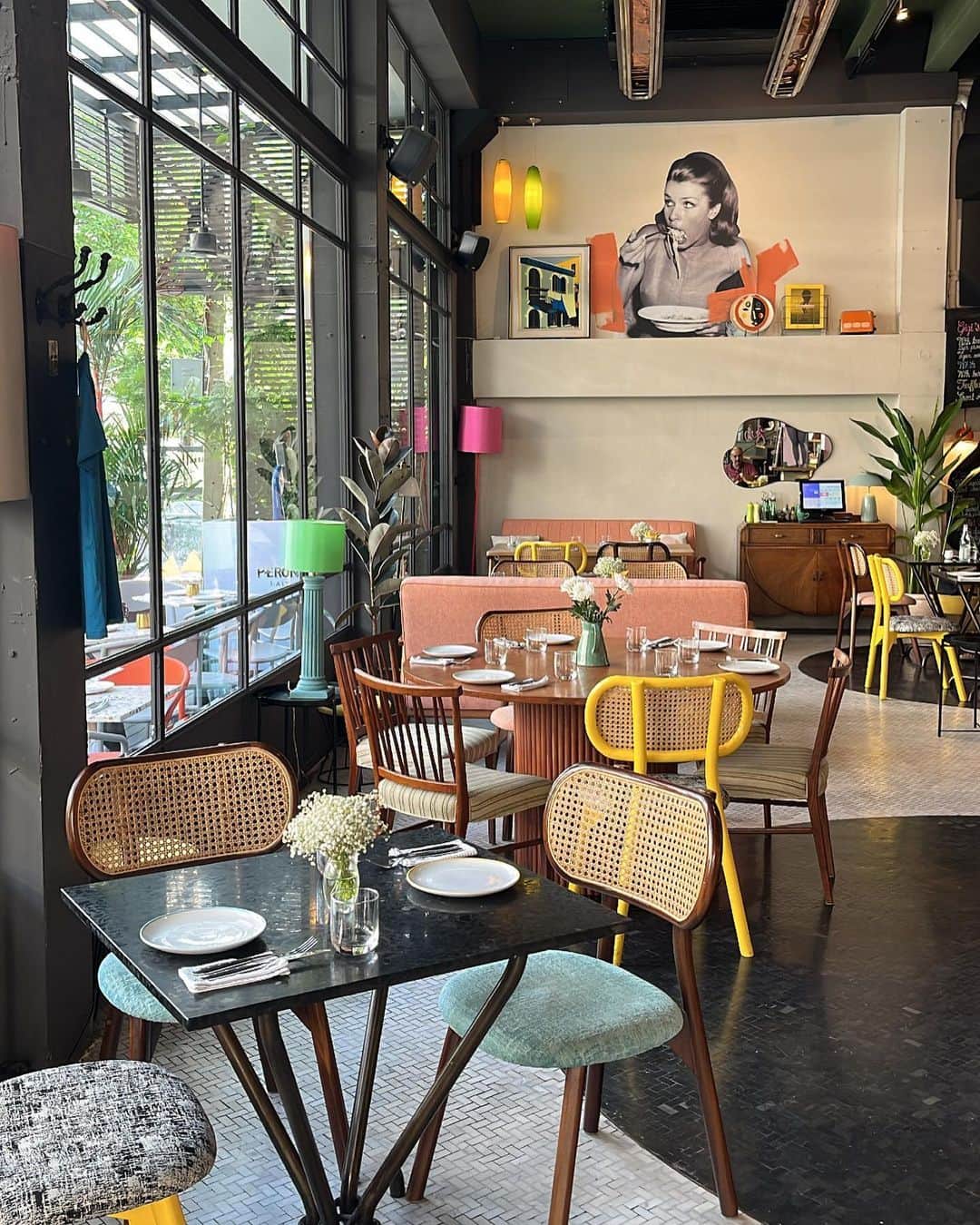石井詩織のインスタグラム：「🥐 朝ごはん、屋台のクイッティアオとカフェ系どっちがいい？という質問に、「カフェ。」の一言でホテル近くのカフェへ決定☕️（感覚女子）  インテリアがかわいい @gigicafe.bangkok へ🍓  どこ切り取っても可愛くない場所がないんだけど、こういうところでもさらっと入れちゃうの、バンコクの好きなところ。  日本はかわいいカフェは確実に並ぶよね☕️  位置情報タップしてみてください、 カラフルな女子がたくさんいます。 私はすっぴんダル着で来たことをちょっと後悔😉  #バンコク旅行　#バンコクカフェ　#バンコク朝食　#アソーク」
