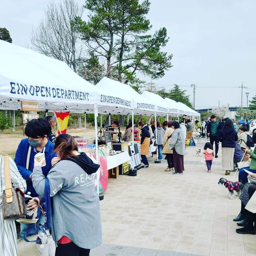 EINSHOP／アインショップさんのインスタグラム写真 - (EINSHOP／アインショップInstagram)「【朝市／日岡山公園第１駐車場前】5/6（土）8時から13時まで ●女心と秋の空って言うけど春の空もやで  　四季の中で春と秋は本当にきまぐれ。今週の火曜日くらいの予想では、土曜日の雨は夕方からと言ってた。だからできると思っていたら一転木曜日の予報では朝から雨、それもまあまあ強く降るとなった。 あかん、これはいよいよ朝市できないと思っていたら今日の朝いきなり雨マークがまた後ろにづれて夕方の4時以降の予測に。 これは前線の位置が影響している。前線上にある低気圧の動くスピードや太平洋高気圧の張り出し具合いで雨の降る時間帯が変わってくる。 今回は高気圧の押し上げで前線が思ったより北にあがったので降り出しが遅くなったという流れ。  ということで明日は朝市やりますよ。（←ここが大事）  もちろん魚屋の今津さんもきます。もしかしたら朝市の後半早めに雨がくるかもだから、今津さんの魚の件もあるので、早めに朝市会場にきてください。  今津さんの今週のお魚は、 ブリカマ１バック500円 カンパチカマ１バック500円 刺身用サーモン800円 鮭骨無し500円 銀ダラ２バック500円 刺身１バック600円  雨だけど気温は高いそうなので朝の涼しいうちに是非。みなさんとお会いできるのを楽しみにしています。 （河村　操）  ・日時：5/6（土）8:00－13:00 ・会場：日岡山公園第１駐車場前 　〒675-0061 加古川市加古川町大野1682 ※無料駐車場・トイレあり  #foodmarket #フードマーケット #青果 #採れたて #暮らし #アウトドア #イベント #オープンデパート #オープンデパート朝市 #ペットOK #加古川朝市 #roomette #ムサシ朝市 #ウェルネス #634朝市 #asaichi #マルシェ #朝市 #加古川ウェルネスパーク #日岡山第１駐車場 #あじさいフローラみき #河川敷朝市 #日岡山グラウンド #チェントクオーレハリマ #SAVEKAKOGAWAFES #SKF #スラックライン #ドッグスクール #eBIKE」5月5日 14時52分 - 634asaichi