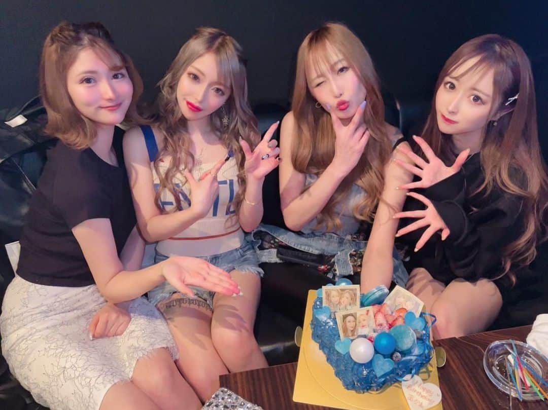 のインスタグラム：「あかねHBD💙💙💙 しょっぴーカラーケーキでお祝い💙  朝8時に解散したんだけど、あかねが 今日は8時に帰してやるんだから感謝しろよっていってた🥺🥺  #歌舞伎町 #キャバ嬢 #キャバクラ #美人茶屋 #美神絵梨華 #ショートカット #金髪 #ギャル #誕生日 #ケーキ #しょっぴー #同担拒否」