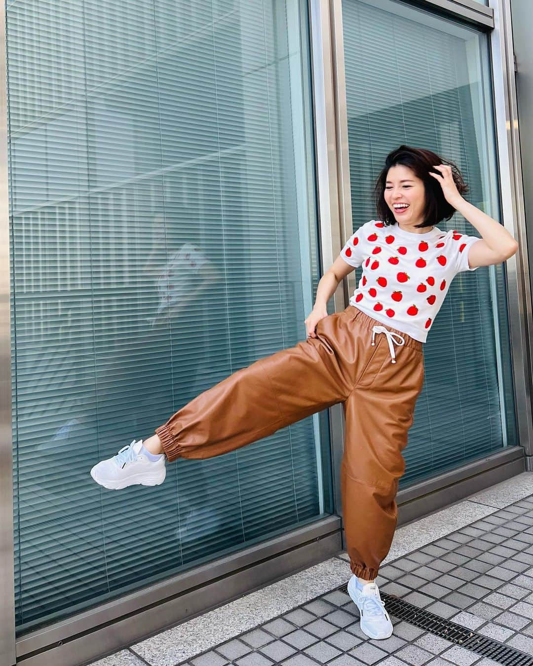 神田愛花さんのインスタグラム写真 - (神田愛花Instagram)「今日はお天気が良かったので、 私服もゴキゲンでした☺️ 私にとって、焼肉と並んで好きな食べ物No.1のイチゴ🍓の柄の刺繍のトップスに、ラムレザーのジョギングパンツ🐏🩳 最高のスニーカーで、どこまでも歩けるよー✊🏻  #NYC #ニューヨーク #Barbie #バービー #pink #ピンク #ゴキゲンな私服 #神田愛花」5月5日 15時03分 - aikakanda