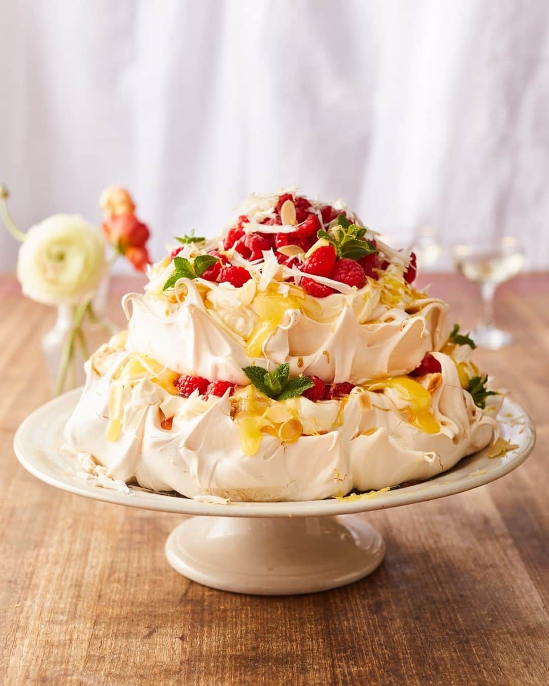 ジェイミー・オリヴァーのインスタグラム：「Not many of us have witnessed a #Coronation before so I wanted to go all out for King Charles this weekend, and have come up with some NEW recipes for you to get stuck into 👉👉👉 Pavlova royale Salmon & asparagus en croûte King Charles' Coronation chicken Coronation quiche All recipes are on my website, hit the link in my bio. Who would like a recipe video for THAT pavlova???」