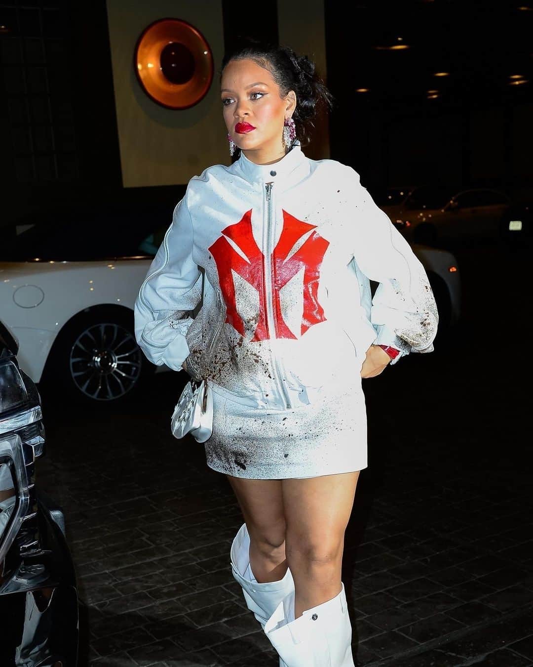 Just Jaredさんのインスタグラム写真 - (Just JaredInstagram)「Rihanna sports a New York Yankees jacket while out for dinner on Thursday night in the Big Apple. More photos on JustJared.com! #Rihanna Photos: Backgrid」5月5日 15時08分 - justjared