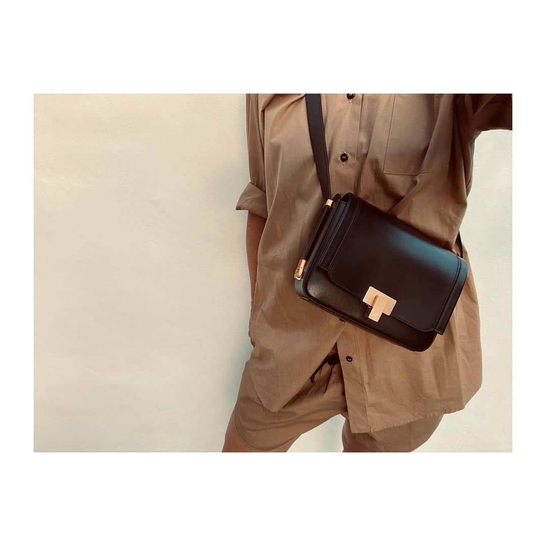 リカさんのインスタグラム写真 - (リカInstagram)「Mini Black Palais 🖤  Our Favorite bag is back in our wardrobe ❤️ Handmade in Florence @susan_szatmary beautiful timeless design of a perfect all day bag .   Also available in Walnut / gold unique for Rika Studios   #favoritebag #summerwardrobe #minipalaisbag #backinstock」5月5日 15時09分 - rikastudios_