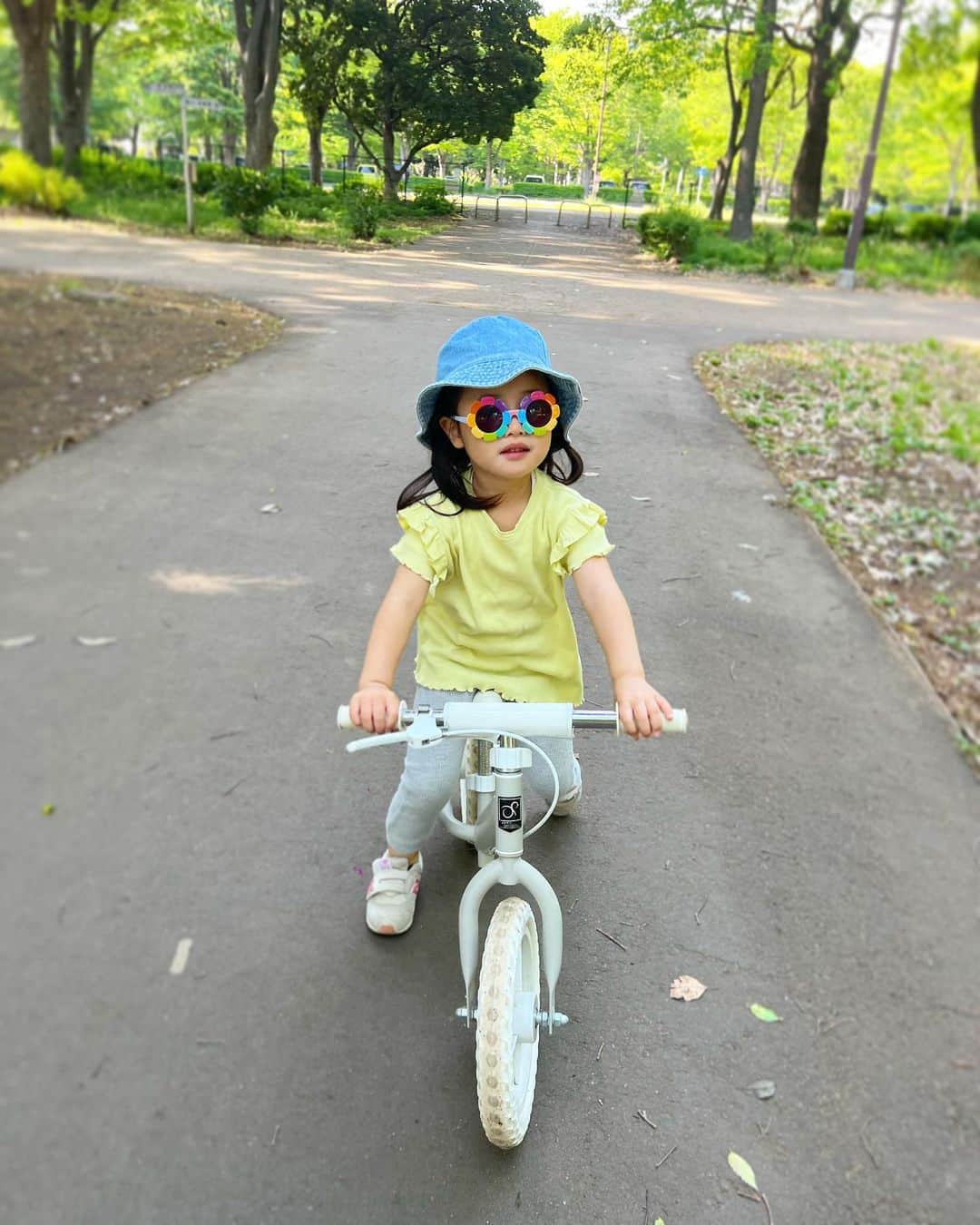 来夏のインスタグラム：「#🎏 最近の娘さん👧 園のあとに毎日公園はしご⛲️  体力凄まじい、母のがへとへと〜🫠  健やかに、エンジョイッ🦋  #こどもの日」