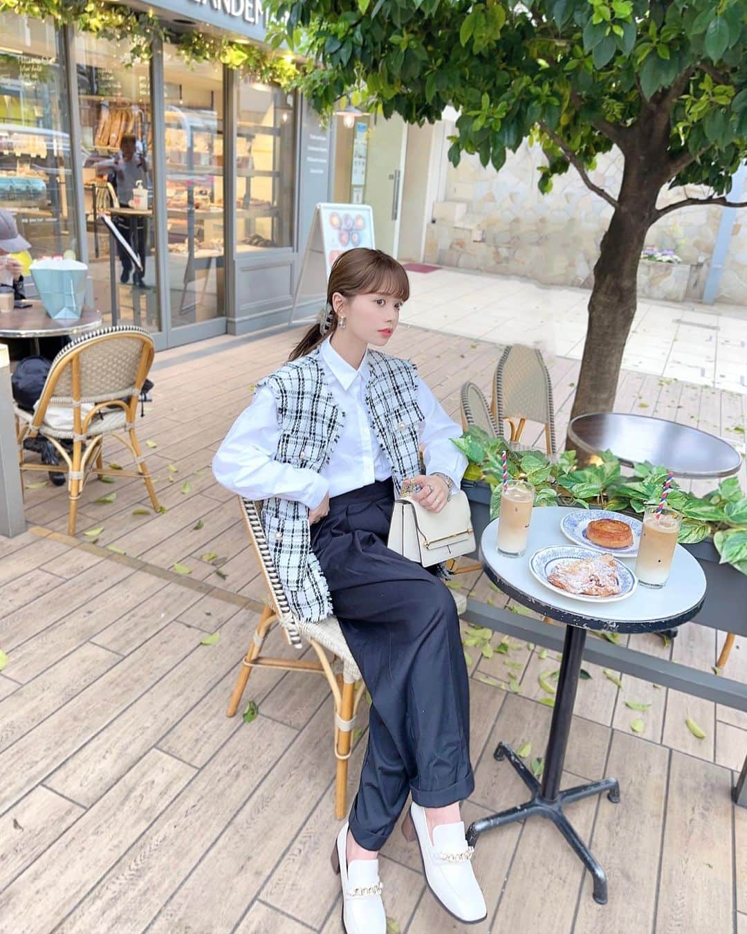 のインスタグラム：「🤍🖤  みなさんGWはいかがお過ごしですか🕺🏼？？ わたしは昔からGWに予定をしっかり入れたことがなく、 今回も相変わらずお家でゆっくりしております。 (旅行する憧れはあるんですけどね、うむむ)  なので、溜まってる写真連投していきます☁️ふふ  先日カフェった時の。 とてもかわいい @vis_jp のベストとローファー🏹꙳  ベストはシンプルなコーデに一枚加えるだけで一気に おしゃれになるので便利🫶🏻⸝⋆ ローファーは @haruta_official_ コラボでとっても 歩きやすいのっ✌︎𖤐  #me #tbt #ootd #vis #visitgirls #ベスト #ローファー」