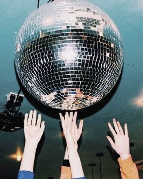 バルバラ ビュイさんのインスタグラム写真 - (バルバラ ビュイInstagram)「Let's follow the call of the disco ball.⁣ ⁣ (unknown sources)⁣ ⁣ #theparty #discoball #inspo #partymood #summerparty」5月5日 15時30分 - barbarabuiofficial