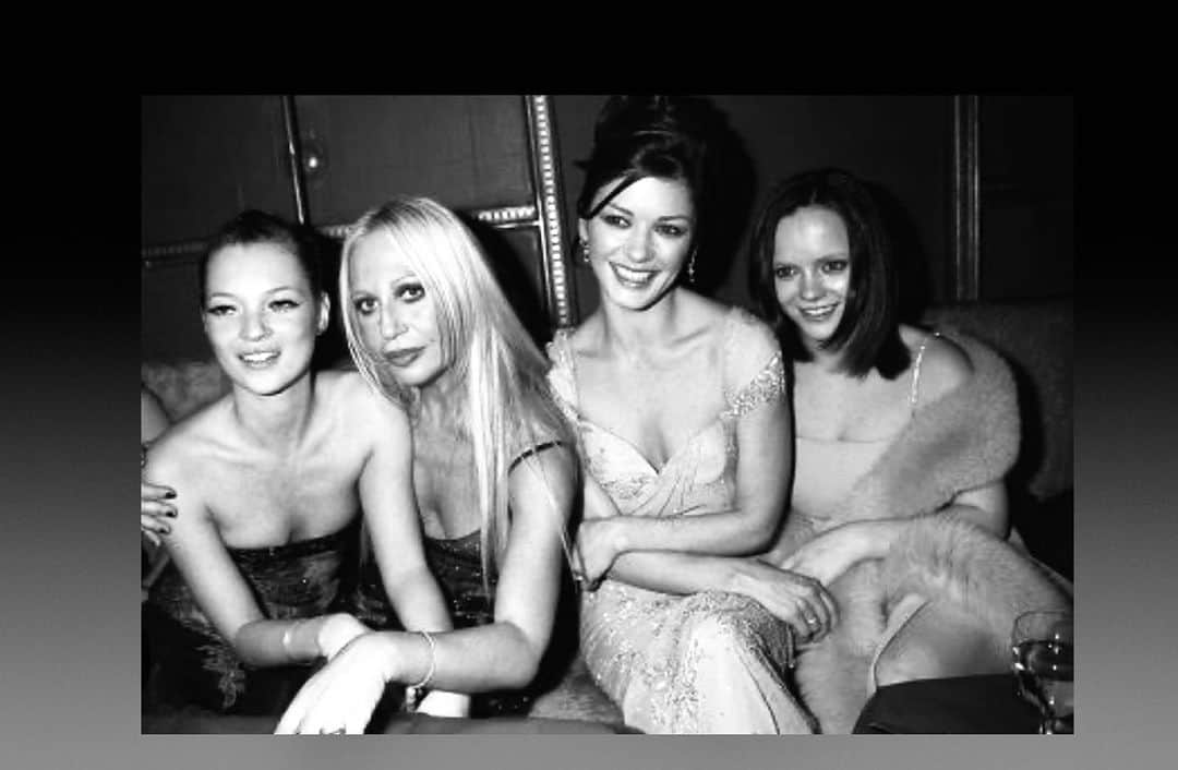 キャサリン・ゼタ・ジョーンズのインスタグラム：「FBF! OMG! A Wednesday Addams premonition! Me with Christina Ricci in Paris, during the 90’s at Kate Moss’ 25th birthday party hosted by Donatella Versace. Love it!」