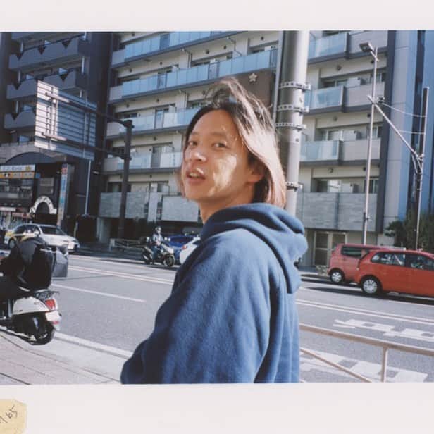 カジヒデキさんのインスタグラム写真 - (カジヒデキInstagram)「月曜日は野宮真貴さんとの渋谷のラジオの渋谷系でした。あっという間に5月！見えないけど、短パンでのスタジオ入りは今年初。例年の1ヶ月遅れ☺️前半は4/22のRECORD STORE DAYで購入したレコードをオンエアしたり、後半はゲストに最高にカッコ良いデビューアルバムをリリースしたばかりのSummer Eyeこと、夏目知幸くんをお迎えし、アルバムの話は勿論、ソロまでの経緯やライブの事、ツアーや5/7のBLUE BOYS CLUB出演の話など盛り沢山でお届けしました✨❄️ とても楽しかったですし、BBCでのライブもめちゃくちゃ楽しみです！皆さん、遊びに来て下さいね🌈 リスナーの皆さん、メッセージやリクエストなどありがとうございました！再放送は5/7(日)の22時からです。ぜひお聴き下さい🍀  #野宮真貴 #カジヒデキ #summereye  #夏目知幸 #渋谷のラジオ #渋谷のラジオの渋谷系 #rsd2023」5月5日 15時36分 - hideki_kaji
