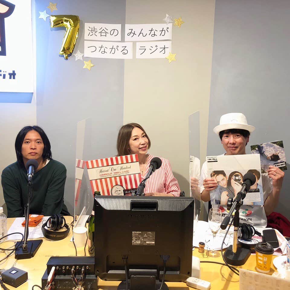 カジヒデキさんのインスタグラム写真 - (カジヒデキInstagram)「月曜日は野宮真貴さんとの渋谷のラジオの渋谷系でした。あっという間に5月！見えないけど、短パンでのスタジオ入りは今年初。例年の1ヶ月遅れ☺️前半は4/22のRECORD STORE DAYで購入したレコードをオンエアしたり、後半はゲストに最高にカッコ良いデビューアルバムをリリースしたばかりのSummer Eyeこと、夏目知幸くんをお迎えし、アルバムの話は勿論、ソロまでの経緯やライブの事、ツアーや5/7のBLUE BOYS CLUB出演の話など盛り沢山でお届けしました✨❄️ とても楽しかったですし、BBCでのライブもめちゃくちゃ楽しみです！皆さん、遊びに来て下さいね🌈 リスナーの皆さん、メッセージやリクエストなどありがとうございました！再放送は5/7(日)の22時からです。ぜひお聴き下さい🍀  #野宮真貴 #カジヒデキ #summereye  #夏目知幸 #渋谷のラジオ #渋谷のラジオの渋谷系 #rsd2023」5月5日 15時36分 - hideki_kaji