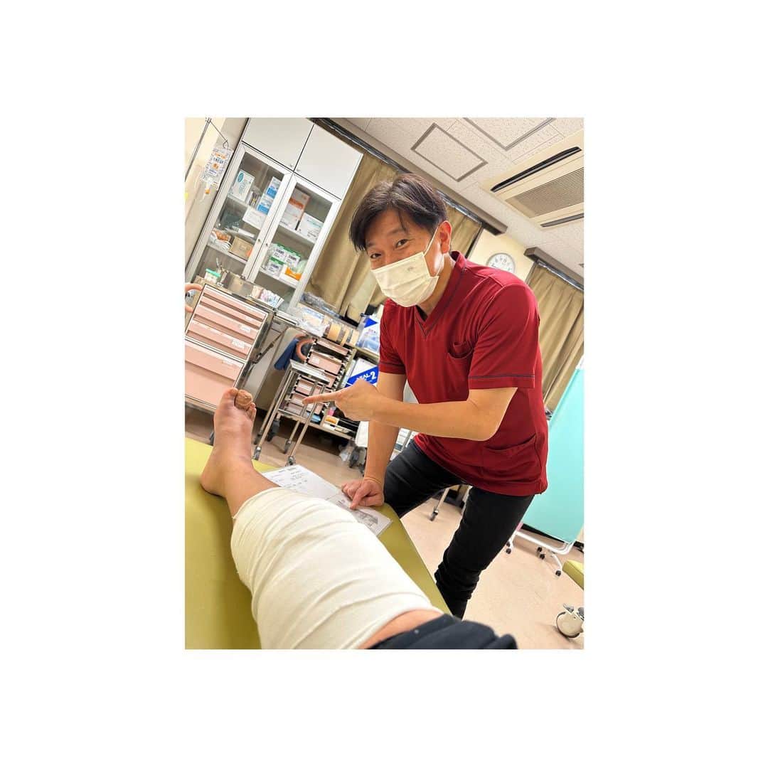 RENA（久保田玲奈）さんのインスタグラム写真 - (RENA（久保田玲奈）Instagram)「...🎏✨✨✨  ご心配おかけしています。  現状報告としては 取り外し可能なギプスしながら 松葉杖なく、歩くことはできています✌️ 🐷食欲旺盛でずっと食べてます。  顔の腫れもほぼ引き メイクとメガネでなんとか🥸  もう少ししたらリハビリ頑張ります。」5月5日 15時38分 - sb_rena