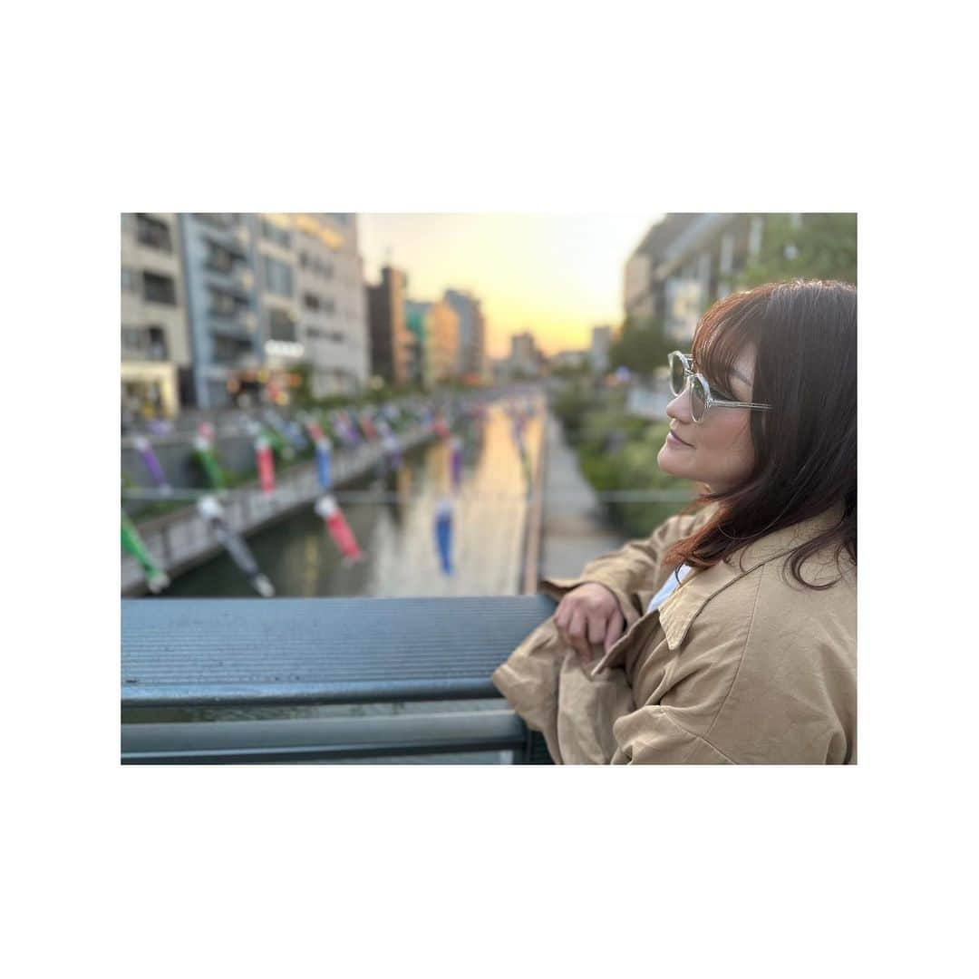 RENA（久保田玲奈）のインスタグラム：「...🎏✨✨✨  ご心配おかけしています。  現状報告としては 取り外し可能なギプスしながら 松葉杖なく、歩くことはできています✌️ 🐷食欲旺盛でずっと食べてます。  顔の腫れもほぼ引き メイクとメガネでなんとか🥸  もう少ししたらリハビリ頑張ります。」