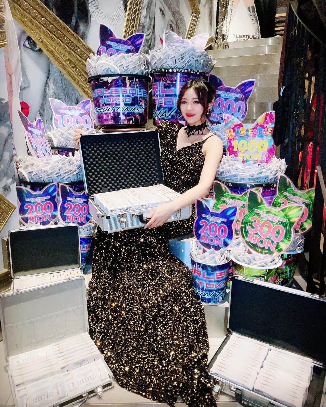 のインスタグラム：「大変遅くなりましたがBD2days本当にありがとうございました✨  実はイベントからほぼ休みなく来てしまったので、振り返る余裕もなく目の前のことで精一杯でした。  名古屋と東京、本当にこんな大変なことやれるの？って、自問自答しながら決めた2days  迷いこそあれど、東京でずっと応援してくれてる方、そしてTS立ち上げから今に至るまで出会ったたくさんのご縁、どちらにも私には大切なものになっていて、どちらにいる時の私も今の私をつくる必要不可欠なものでした。 だからこそ今回本店とTSでイベントやらせていただけたことに感謝しています。  １日目の名古屋TS こちらは本当に自分のやりたい演出をたくさん盛り込ませていただきました。 自分が名古屋でやってきたことはプレイヤーより先生で、演出だったり、ショーを作るお手伝いをすることでした。 作る過程は見てもらえないけど、TSの女の子たちが私が考えた構成で踊ってくれるショーを見てお客様が楽しんで感動してくれて、そんな景色を見るのが本当に嬉しくなりました。 だから新しいものを見せたい、と今回は演出とかでこれまでの作品を特別仕様にしてお見せするという私なりのチャレンジでした。  予想以上にお客様に喜んでもらえてやってよかったなあと思う反面、TSのみんなの協力なしでは叶わなかったのでやっぱりみんなには感謝してもしきれません。  名古屋ではパフォーマンスとして残響散歌も披露しましたね！  メンバーもたくさん悩んだけど、時間もない中で、あれだけ東京で知られた作品だからこそ妥協できない！ってめちゃくちゃ厳しいレッスンしたのに最後まで食らいついてきてくれたせな、あさき、なみ、ようちゃんは本当にかっこよかったです。  TSのみんなには自分が今やってることが当たり前だと思ってほしくなくて、 良くも悪くもそうあるべき、ってあまり思ってほしくない 自分がこうなりたい、とかこれやってみたい、とかそういう気持ちをたくさん伸ばして挑戦できる人でいてほしいなと思っています  私も叶わなかったことや諦めた事は沢山あったけど、それ以上にどれだけかかっても挑戦できたことや望み以上の結果を手に入れた事もたくさんあったから 目の前に起こることだけで未来を決めないでいてほしいです。  ２日目東京 こちらは私のホーム！！！ みんな忘れかけてるけど私東京の人なので！！！  大好きな人たちに囲まれて踊ってもうそれだけで幸せな１日でした。 オーレジェ新作『get movin'』は自分の中で踊ってて1番最高の瞬間、をテーマにしてて 先輩たちと踊ってる時間ってやっぱり最高なので、その中心に自分がいるなんて7年前バーレスク東京に入りたての自分が見たら本当に本当に夢なんじゃないかなってくらい最高の瞬間なわけで！！ 楽しくて仕方なくてめちゃくちゃ笑ってましたw  細かいこと言えば沢山反省点はあります。 そりゃもうたくさん  いつものことだけど、私完璧でもなんでもないし、ギリギリまでバッタバタしてたし、なんならオーレジェのみんながいなかったらやばかったくらい当日にいろんな変更とか対応してもらって死ぬほど助けられてやっとこさステージに上がれたような状況でした。  観る側からしたらそんなの知ったこっちゃないじゃん？  だからこそ 裏でたーーーーくさん動いてくれた先輩がいて、後輩がいて、スタッフさん達がいて、 そこに観に来てくれるみんながいないと叶わないこともたくさんあって、 1人じゃ成し得なかったこの２日間を実現させてくれた皆様にたくさんたくさん感謝しています。 本当にありがとうございました。  こんだけ書いたけど とにかくありがとうが伝えたかった、 これに尽きます。笑  動画の最後はほっしーからのシュール過ぎる拍手です👏 これストーリーに上げたつもりだったけど、なんかバグってたぽいので思い出に残しときます。笑  本当にみんなありがとう。  実は今も5連勤真っ只中なんだけど 相変わらず忙しくしていくのでみんなよろしくねえ🫡  #バーレスク東京  #バーレスクts  #東京 #名古屋 #六本木 #錦 #バースデー #BD #しおりbd2023 #ありがとう #感謝 #これからもよろしくね」
