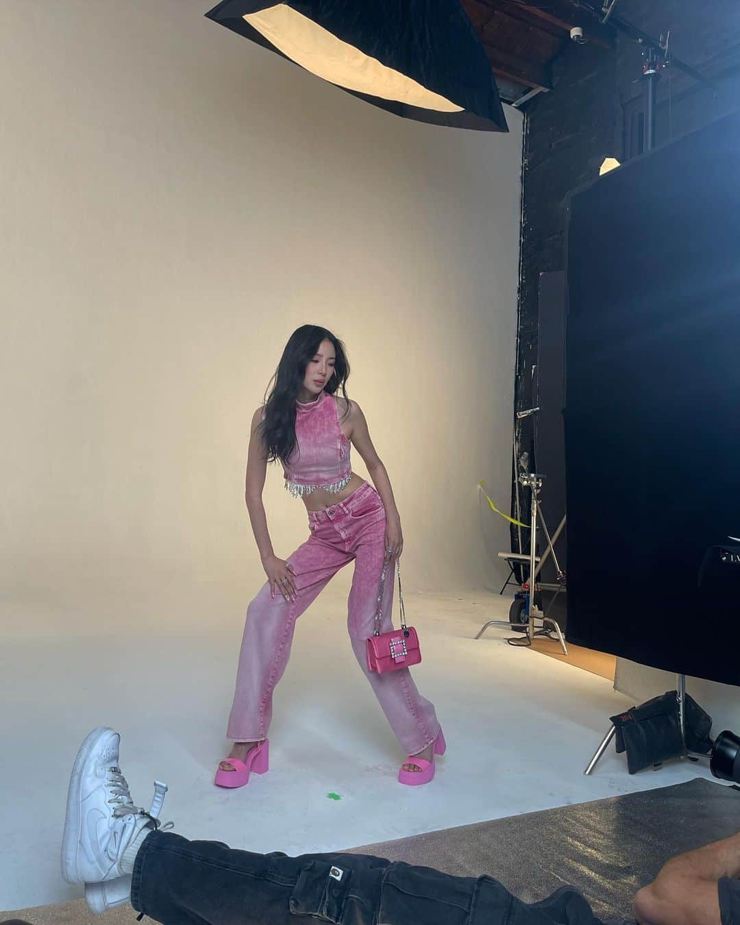 アイリーン・キムのインスタグラム：「@aldo_shoes behind the scenes 💓」