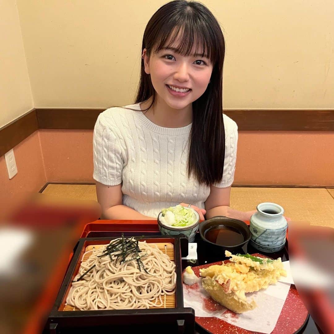 のインスタグラム：「． 蕎麦〜JU🧏🏻‍♀️ 私は鴨南蛮が好きですけど 無かったので天そば選びました！ (海老は食べられません) ． #lunch #蕎麦 #天ぷら #gw #こどもの日 ．」