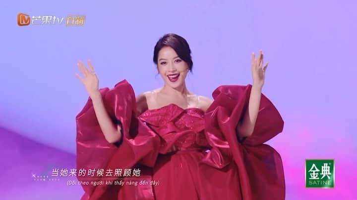 Chi Puのインスタグラム：「Đây là một trải nghiệm hoàn toàn mới đối với Chi và dù mới bắt đầu nhưng bản thân cảm thấy đã học hỏi được rất nhiều. Màn trình diễn đầu tiên tại “Đạp Gió 2023” chưa thực sự tốt như những gì Chi mong muốn nhưng Chi sẽ không ngừng cố gắng để làm tốt hơn ở những sân khấu kế tiếp. Mong mọi người sẽ tiếp tục theo dõi và ủng hộ Chi thật nhiều ❤️  A whole new experience, many first times, a lot of learnings, first performance not up to my standards but will do better and better. Please continue to support me ❤️  #ChiPu #DapGio2023 #RideTheWind2023 #TyTyDapGioReSong #乘风2023芭莎红意官宣大片 #乘风2023 #芝芙」