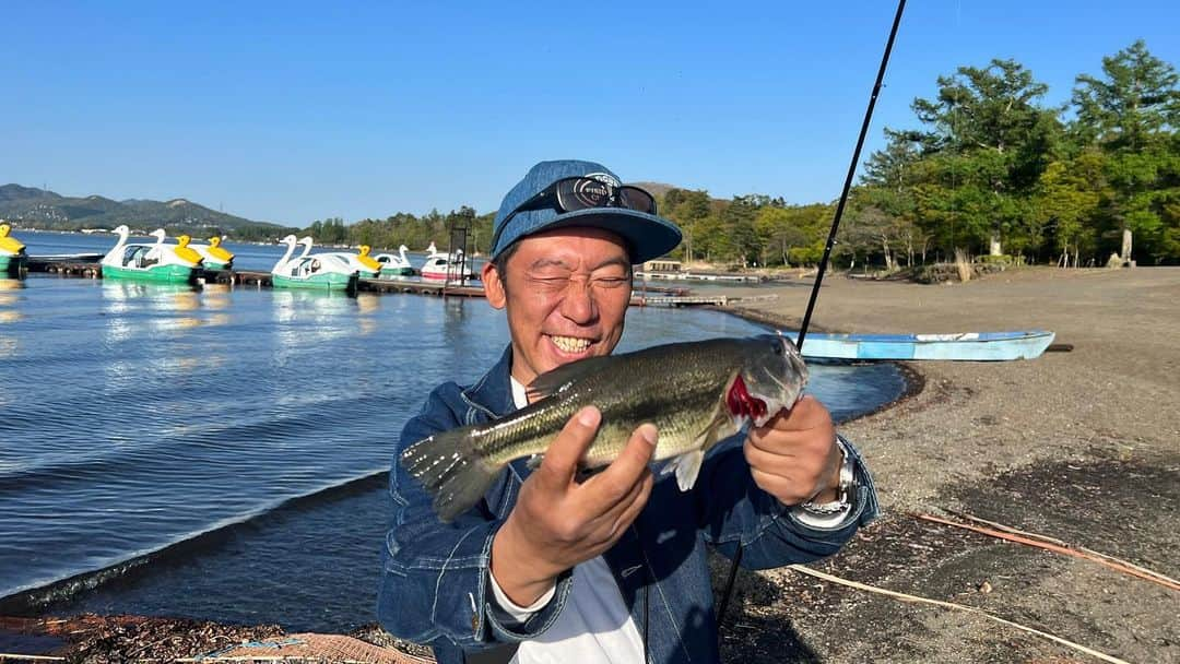 武井ドンゲバビーさんのインスタグラム写真 - (武井ドンゲバビーInstagram)「この後17時最新話公開☝️  初バスようやく釣れた🎣🔥  ドンゲバビーチャンネル見てくれよな😊  お知らせあり✨  #バスフィッシング #バス釣り #富士山 #山中湖 #武井ドンゲバビー #ドンゲバビー #アウトドア #家族旅行」5月5日 15時55分 - takeidongebabee