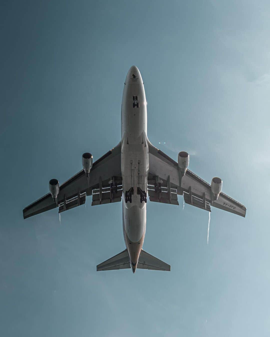 Canon Asiaさんのインスタグラム写真 - (Canon AsiaInstagram)「You’ve only got 1️⃣ shot, so make it count! ✈️  Combining plane-spotting with 📸 can be challenging, especially when you consider the nature of the assignment: composing a hulking moving behemoth with (typically) loads of empty space in the backdrop. You only get a scant few seconds to get it right too!  For @iybtk_, getting the scale of the 🛫 to be just right in the photo proved crucial to success. Even when placed against a clear open sky; the shot maintains a pleasing aesthetic quality. This particular example also banks on the sky’s 🔵 gradient to provide an additional layer of visual interest. - 📷 Image by @iybtk_ on Canon EOS 850D | EF-S18-55mm f4-5.6 IS STM - #TeamCanon #CanonAsia #CanonPhotography #CanonPhoto #CanonImages #CanonLens #CanonColourScience #PhotoOfTheDay #IAmCanon #ThePhotoHour #AviationPhotography」5月5日 15時58分 - canonasia