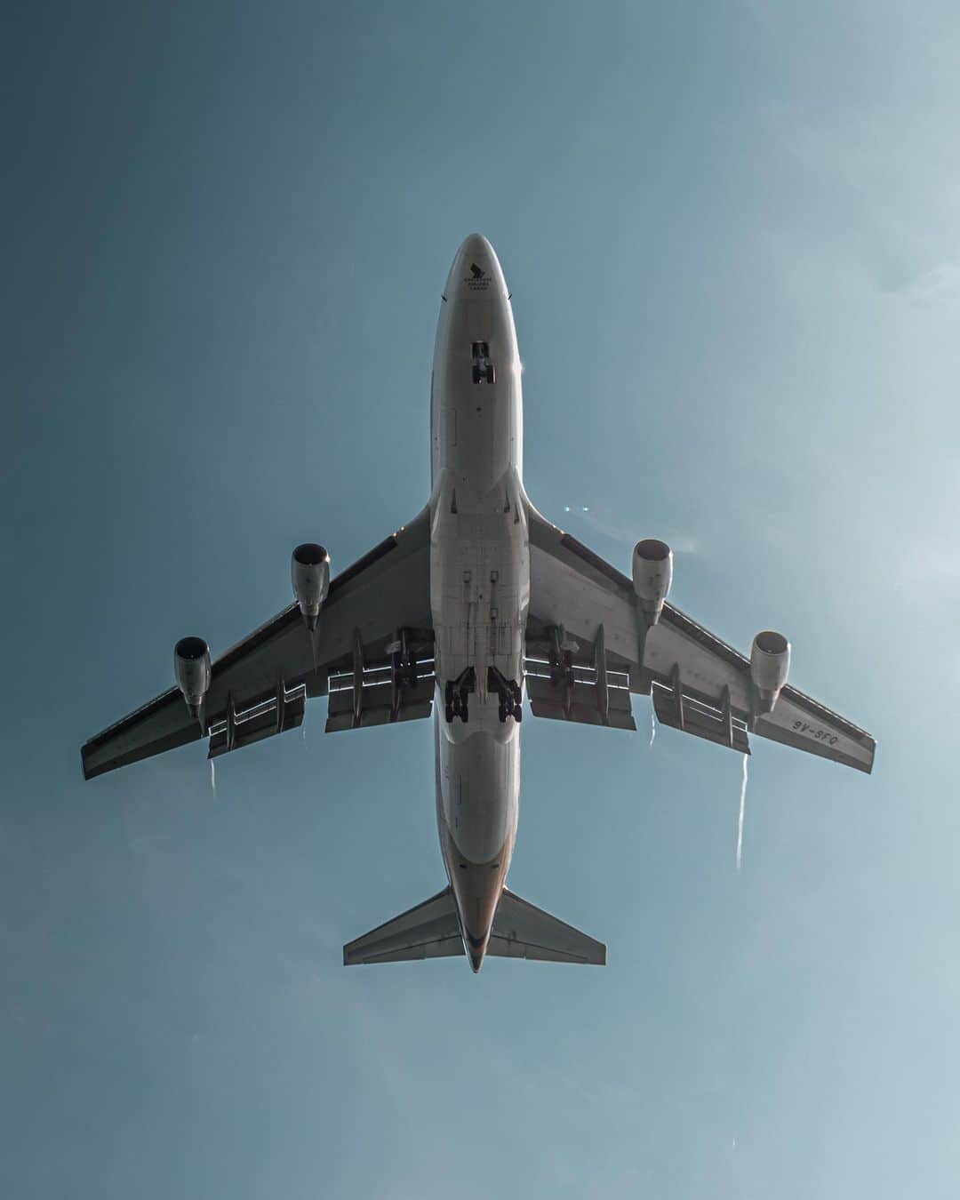 Canon Asiaのインスタグラム：「You’ve only got 1️⃣ shot, so make it count! ✈️  Combining plane-spotting with 📸 can be challenging, especially when you consider the nature of the assignment: composing a hulking moving behemoth with (typically) loads of empty space in the backdrop. You only get a scant few seconds to get it right too!  For @iybtk_, getting the scale of the 🛫 to be just right in the photo proved crucial to success. Even when placed against a clear open sky; the shot maintains a pleasing aesthetic quality. This particular example also banks on the sky’s 🔵 gradient to provide an additional layer of visual interest. - 📷 Image by @iybtk_ on Canon EOS 850D | EF-S18-55mm f4-5.6 IS STM - #TeamCanon #CanonAsia #CanonPhotography #CanonPhoto #CanonImages #CanonLens #CanonColourScience #PhotoOfTheDay #IAmCanon #ThePhotoHour #AviationPhotography」