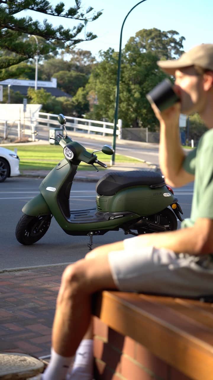 カーティス・マーシャルのインスタグラム：「Morning golden hour coffee with my @fonzscooter! 🌅  Go check out FONZ electric scooters @wanderlust.perth for a test ride. See the magic for yourself! #fonz #ingoodenergy #electric #moped」
