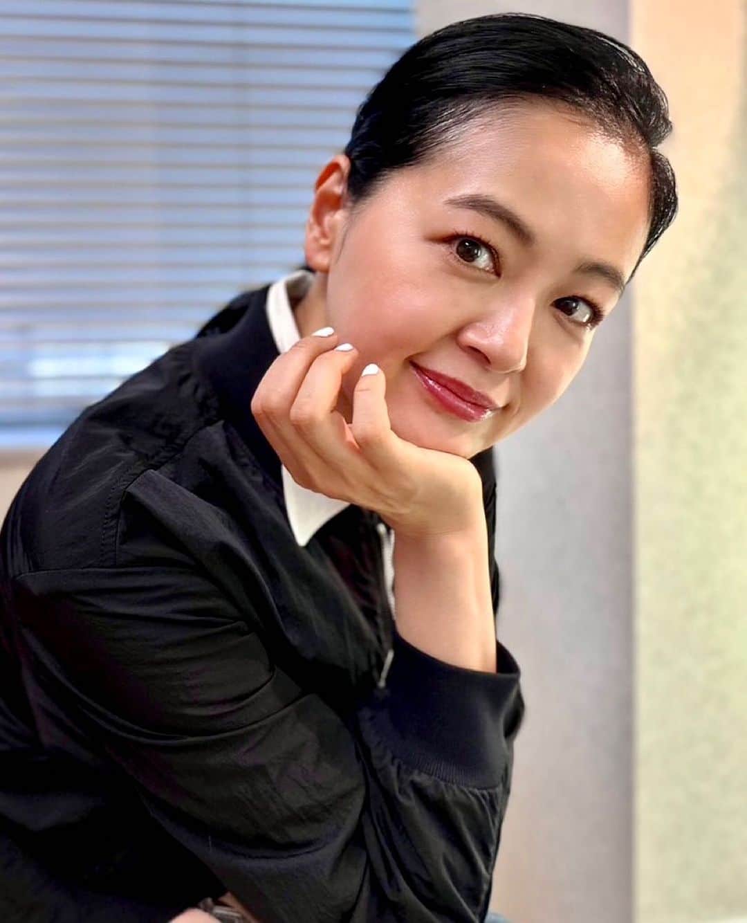 黒谷友香のインスタグラム：「皆さん、こんにちは🌞 この角度、めっちゃショートカットに見えるなぁ😆🎶 明日5/6毎日放送「サタデープラス」に出演するよん🤗♪ 5月のマンスリーゲストだから、5月は毎週出るよ〜🥳  毎週土曜あさ7時59分より生放送‼️ 皆さん、是非観てくださいネ〜😁  https://www.mbs.jp/saturday-plus/  #ralphlauren#poloralphlauren#乗馬#馬#東京#tokyo#sdgs#ログハウス#着物#ハーブ#地球温暖化#ガーデニング#LOVOT #ラボット#mediaid#diy#日本#日産 #nissan#EV#日産ariya#ai#大鵬薬品工業#バップフォーレディ#エビス#プレミアムケアハブラシ#いち瑠#黒谷友香」