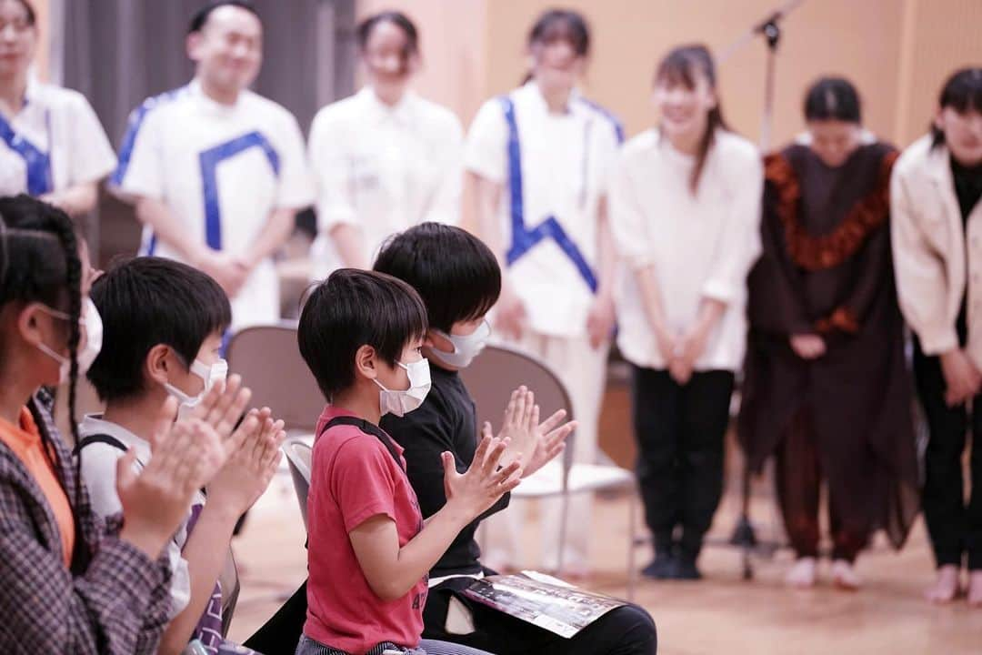 鈴木ゆまさんのインスタグラム写真 - (鈴木ゆまInstagram)「「青い鳥〜7つの大罪〜」 公開通し稽古より ⁡ ⁡渋谷区在住在学の方々をご招待し本番前の 通し稽古をご覧頂きました⭐️ ⁡ ⁡ ご来場くださった皆様、ご応募くださった皆様ありがとうございました！ ⁡ 初通し、そして公開ということで、キャストも緊張感漂う中、拍手を迎えられ、 ふっと安心したと共に、この作品の壮大さ、抱えてるテーマの大きなことに私自身気がつきました。 ⁡ 災害　コロナ社会　戦争　AIなど  沢山のメッセージがありますが、  みなさんと共有し、改めて演劇、芝居の素晴らしさを感じていただけたらと思います。  そして、いよいよ25日からはさらに東京芸術劇場シアターウエスト！  舞台装置、映像、照明などクリエイティブスタッフの力が結集したものをご覧いただきたいです！ ⁡ ぜひまた劇場でお会いできますと幸いです！！！  写真：大洞博靖 ⁡ ⁡ 〜青い鳥7つの大罪〜 ⁡ -------------------------- ⁡ ⁡ 芝居とダンスで綴る 東京パノラマシアター公演 ⁡ 『青い鳥〜7つの大罪〜』 ⁡ 【会場】東京芸術劇場シアターウエスト ⁡ 【公演日程】2023年 5月25日～28日　 5月25日(木) 14:00  19:00 5月26日(金) 14:00★  19:00 5月27日(土) 13:00◾️ 18:00★ 5月28日(日) 11:30  16:00 ★…アフタートークショー　 ⬛︎…バックステージツアー （詳細はHPをご覧ください） ⁡ ⁡ 【チケット】 全席指定席BB席7500円　S席7000円 　（BlueBird Seat＝客席前方最前列） 【CAST】　 チルチル　宮垣祐也 ミチル　　藤城萌恵 犬　　　  東直輝 猫　　　　Nami Monroe　 火　　　  三枝宏次 水　　　  石戸瑶子 パン　　　本田ひでゆき(本田兄妹)　 砂糖　　　渡邉春菜　 ミルク　　ヤマグチリオ 光　　　　椎名葵 夜の女王　鈴木ゆま ⁡ 秋山綾香　　　　　　　　　 京矢彩希　　　　　　　　　 正井雪香　　　　　　　　　 FUMI 　 　　　　　　　  三井夕萌 時田美潮　　　　　　　　　　  岩田芽依 三條智果 見目真菜 梅沢鮎実 村井友映 佐竹日和　 中村昇平　 玉置康二 岩下貴史 鶴家一仁 ⁡ プレメンバー　伊藤優希　川原利な　西郷真悠子　佐野史歩　牧野栞奈　萌果　米花沙希 ⁡ ⁡ 【STAFF】 原作　　　メーテルリンク「青い鳥」 脚本・演出  鈴木ゆま 舞台　中津政一 美術　角田知穂 音響　坂井悠 照明　小笠原洋 (株式会社DORT) 映像　CO2　　  映像オペ　山口加菜 衣装　YUTA  TOKYO／丸山弥子 ／キクチユウ 制作　安井恵　秋山綾香　藤城萌恵 演出部　渡邉春菜　白井愛子　児玉彩愛　 企画・製作　東京パノラマシアター ⁡ ⁡ ⁡ ⁡ #東京パノラマシアター  #青い鳥7つの大罪 #舞台 #ダンス #演劇 #芝居　#ダンサー  #ミュージカル #メーテルリンク  #東京芸術劇場シアターウエスト #今月の舞台」5月5日 16時03分 - yumayuma728