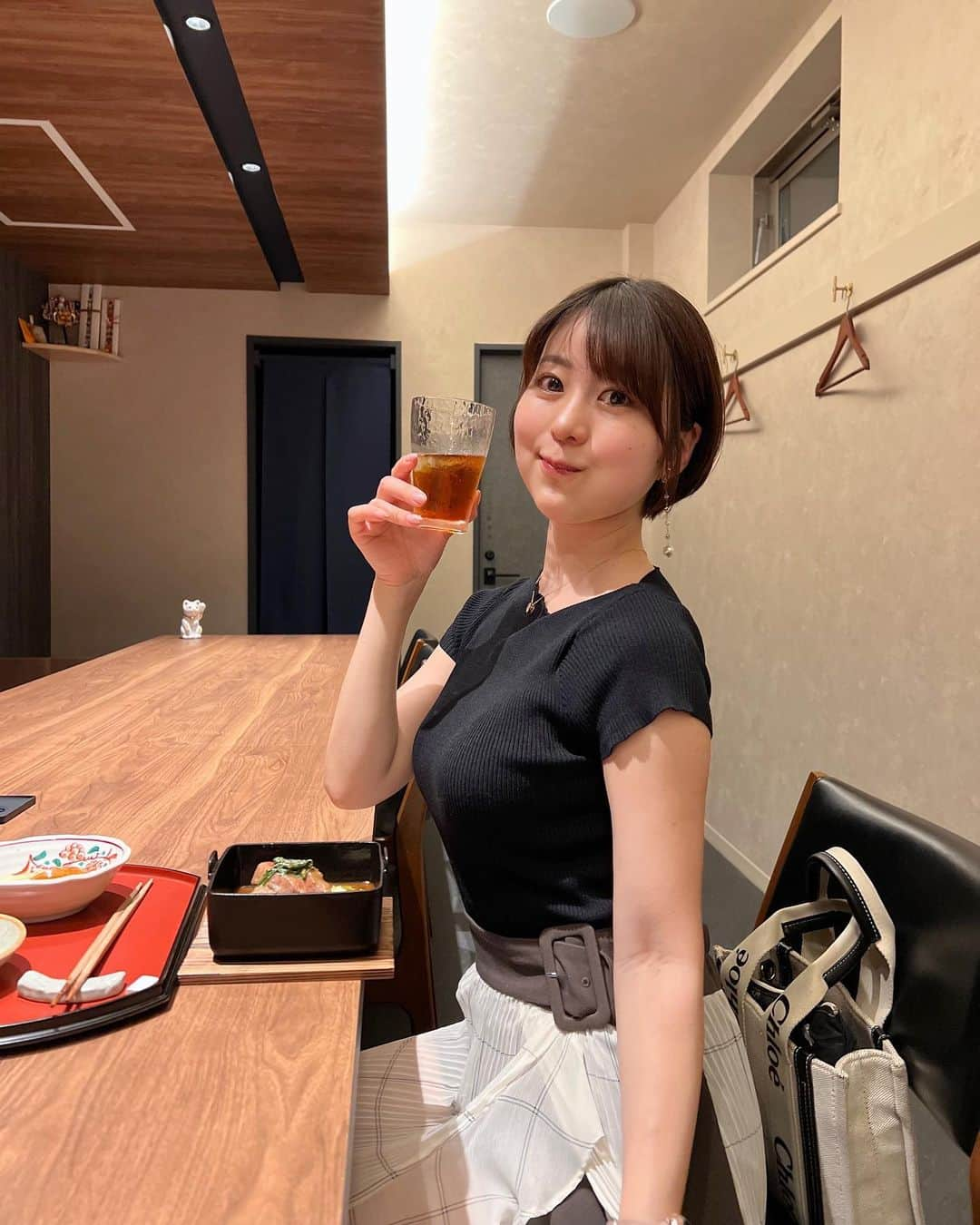 小林由依さんのインスタグラム写真 - (小林由依Instagram)「* おいしい和食を食べに西麻布へ行ってきたよ🫶🏻 ↪︎ @washokuno_mori.yuki  ⁡ 小会席のおまかせコースを いただきました☺︎ ⁡ どのお料理も絶品だったけど やっぱりメインのすき焼きは特においしかった✨ ⁡ 白味噌を使った珍しい味付けで、 お肉によく絡んで白いご飯がすすんだ🍚 ⁡ デザートについてくるお茶までとても凝られていて さすがの一言でした😊 ⁡ ⁡ ⁡ お店は女子会で使ったり、 ご夫婦にも気軽に来てほしいとのこと❤︎ ⁡ 貸切は4名〜、貸切料金なしでできるらしいです✨ ⁡ ぜひチェックしてみて！ ⁡ ⁡ ⁡ W/ @yutanpiyo さん♡ ⁡ ⁡ PR @washokuno_mori.yuki #和食  #東京グルメ  #デート  #デザート  #日本酒  #日本料理 #和食杜侑 #西麻布グルメ　 ⁡ . . . . . ⁡ #日本酒女子 #コース料理 #懐石料理 #すき焼き #女子会 #ディナー #休日 #飲み #西麻布ディナー #港区グルメ #港区ディナー #西麻布 #東京 #nishiazabu #tokyo #休日コーデ #プチプラコーデ #半袖 #ショートヘア #こばゆいグルメ」5月5日 16時16分 - yui.minny.now