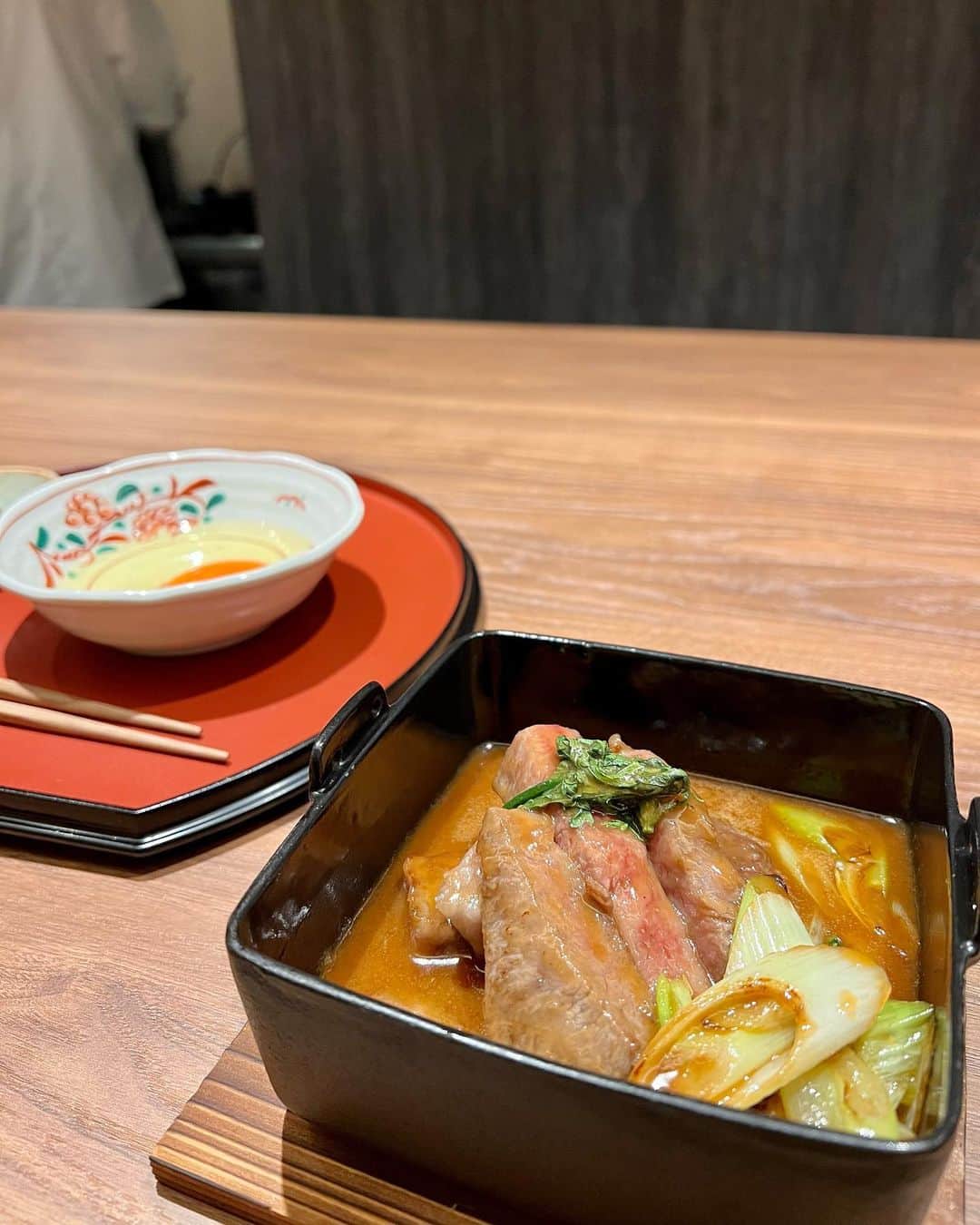 小林由依さんのインスタグラム写真 - (小林由依Instagram)「* おいしい和食を食べに西麻布へ行ってきたよ🫶🏻 ↪︎ @washokuno_mori.yuki  ⁡ 小会席のおまかせコースを いただきました☺︎ ⁡ どのお料理も絶品だったけど やっぱりメインのすき焼きは特においしかった✨ ⁡ 白味噌を使った珍しい味付けで、 お肉によく絡んで白いご飯がすすんだ🍚 ⁡ デザートについてくるお茶までとても凝られていて さすがの一言でした😊 ⁡ ⁡ ⁡ お店は女子会で使ったり、 ご夫婦にも気軽に来てほしいとのこと❤︎ ⁡ 貸切は4名〜、貸切料金なしでできるらしいです✨ ⁡ ぜひチェックしてみて！ ⁡ ⁡ ⁡ W/ @yutanpiyo さん♡ ⁡ ⁡ PR @washokuno_mori.yuki #和食  #東京グルメ  #デート  #デザート  #日本酒  #日本料理 #和食杜侑 #西麻布グルメ　 ⁡ . . . . . ⁡ #日本酒女子 #コース料理 #懐石料理 #すき焼き #女子会 #ディナー #休日 #飲み #西麻布ディナー #港区グルメ #港区ディナー #西麻布 #東京 #nishiazabu #tokyo #休日コーデ #プチプラコーデ #半袖 #ショートヘア #こばゆいグルメ」5月5日 16時16分 - yui.minny.now