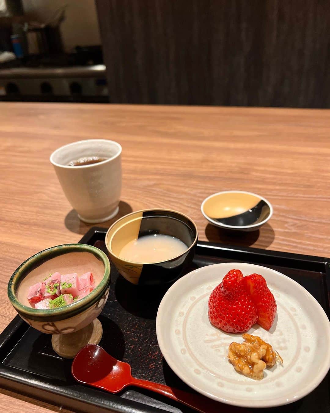 小林由依さんのインスタグラム写真 - (小林由依Instagram)「* おいしい和食を食べに西麻布へ行ってきたよ🫶🏻 ↪︎ @washokuno_mori.yuki  ⁡ 小会席のおまかせコースを いただきました☺︎ ⁡ どのお料理も絶品だったけど やっぱりメインのすき焼きは特においしかった✨ ⁡ 白味噌を使った珍しい味付けで、 お肉によく絡んで白いご飯がすすんだ🍚 ⁡ デザートについてくるお茶までとても凝られていて さすがの一言でした😊 ⁡ ⁡ ⁡ お店は女子会で使ったり、 ご夫婦にも気軽に来てほしいとのこと❤︎ ⁡ 貸切は4名〜、貸切料金なしでできるらしいです✨ ⁡ ぜひチェックしてみて！ ⁡ ⁡ ⁡ W/ @yutanpiyo さん♡ ⁡ ⁡ PR @washokuno_mori.yuki #和食  #東京グルメ  #デート  #デザート  #日本酒  #日本料理 #和食杜侑 #西麻布グルメ　 ⁡ . . . . . ⁡ #日本酒女子 #コース料理 #懐石料理 #すき焼き #女子会 #ディナー #休日 #飲み #西麻布ディナー #港区グルメ #港区ディナー #西麻布 #東京 #nishiazabu #tokyo #休日コーデ #プチプラコーデ #半袖 #ショートヘア #こばゆいグルメ」5月5日 16時16分 - yui.minny.now