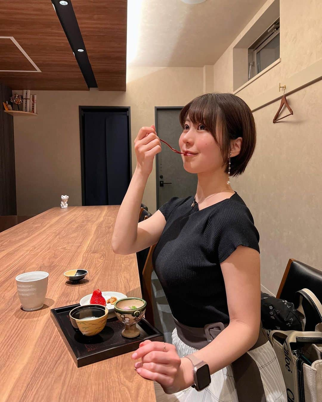 小林由依さんのインスタグラム写真 - (小林由依Instagram)「* おいしい和食を食べに西麻布へ行ってきたよ🫶🏻 ↪︎ @washokuno_mori.yuki  ⁡ 小会席のおまかせコースを いただきました☺︎ ⁡ どのお料理も絶品だったけど やっぱりメインのすき焼きは特においしかった✨ ⁡ 白味噌を使った珍しい味付けで、 お肉によく絡んで白いご飯がすすんだ🍚 ⁡ デザートについてくるお茶までとても凝られていて さすがの一言でした😊 ⁡ ⁡ ⁡ お店は女子会で使ったり、 ご夫婦にも気軽に来てほしいとのこと❤︎ ⁡ 貸切は4名〜、貸切料金なしでできるらしいです✨ ⁡ ぜひチェックしてみて！ ⁡ ⁡ ⁡ W/ @yutanpiyo さん♡ ⁡ ⁡ PR @washokuno_mori.yuki #和食  #東京グルメ  #デート  #デザート  #日本酒  #日本料理 #和食杜侑 #西麻布グルメ　 ⁡ . . . . . ⁡ #日本酒女子 #コース料理 #懐石料理 #すき焼き #女子会 #ディナー #休日 #飲み #西麻布ディナー #港区グルメ #港区ディナー #西麻布 #東京 #nishiazabu #tokyo #休日コーデ #プチプラコーデ #半袖 #ショートヘア #こばゆいグルメ」5月5日 16時16分 - yui.minny.now