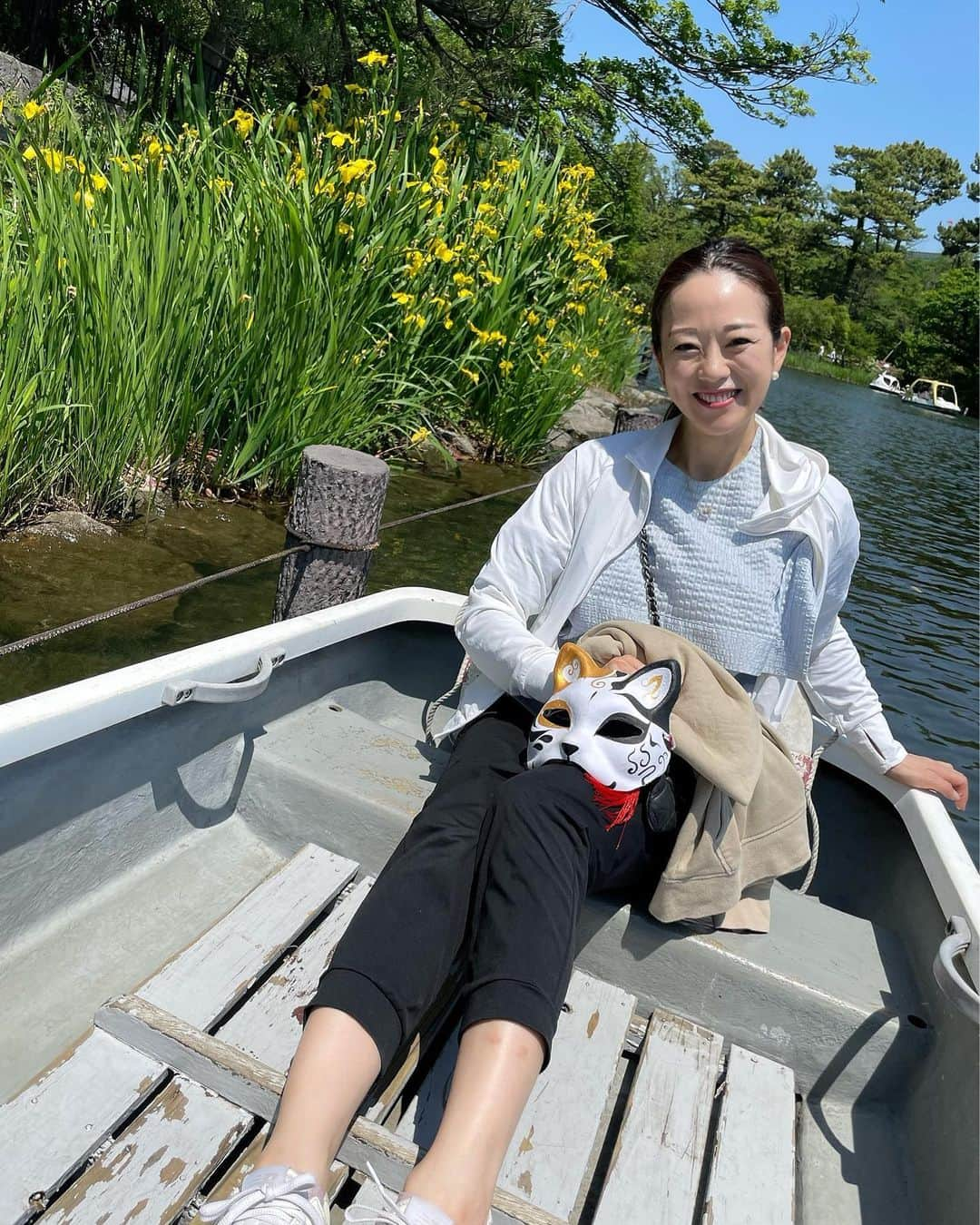 沢瀉美緒さんのインスタグラム写真 - (沢瀉美緒Instagram)「※ Sunny day ☀️ . 甥っ子とボートに🚣‍♀️ お気に入りらしいキツネ面と カラスノエンドウで作った笛を持って😂 . . #ボート #こどもの日 #甥っ子 #nephew」5月5日 16時26分 - mio_omodaka