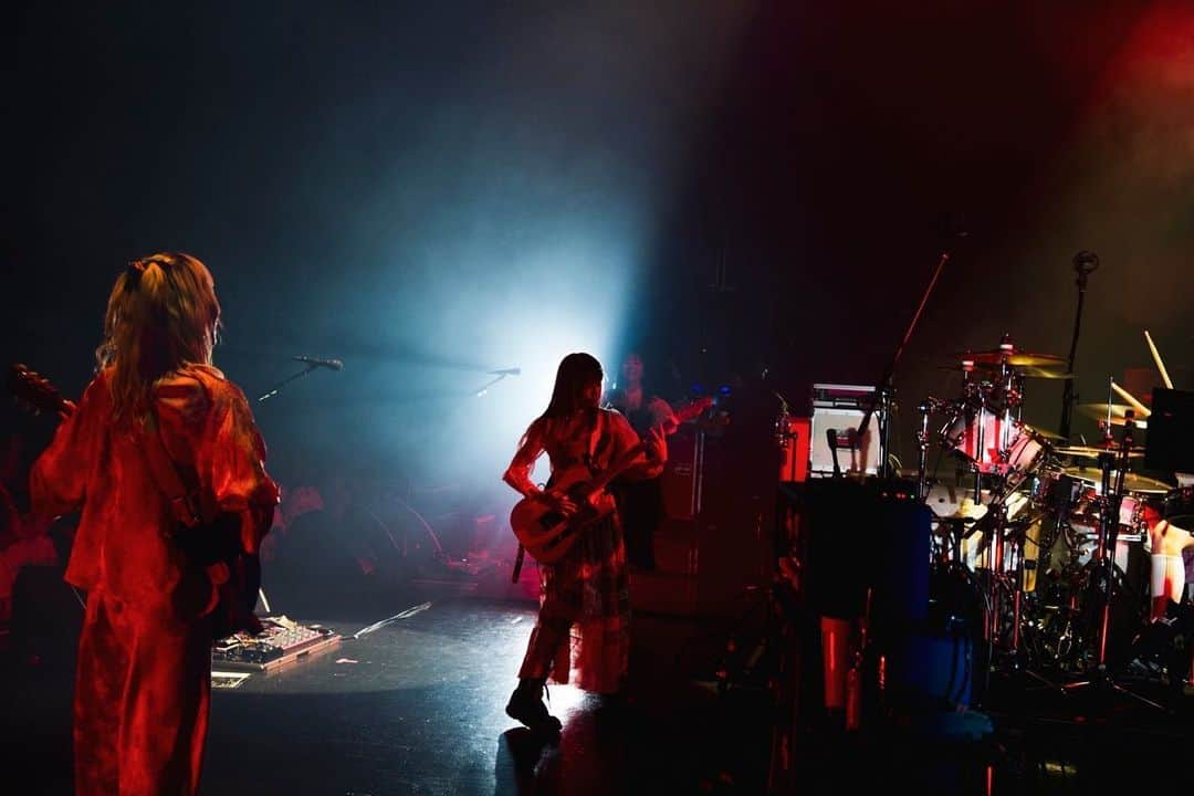 SCANDALさんのインスタグラム写真 - (SCANDALInstagram)「2023.05.04 SCANDAL TOUR 2023 "unlimited UTOPIA" at Zepp DiverCity Tokyo  1.Line of sight 2.LOVE SURVIVE 3.瞬間センチメンタル 4.プラットホームシンドローム 5.エレクトリックガール 6.STANDARD 7.最終兵器、君 8.one more time 9.プリズム 10.窓を開けたら 11.声 12.マスターピース 13.Your song 14.Flashback No.5 15.テイクミーアウト 16.A.M.D.K.J.  EN1.Sisters EN2.Tonight EN3.SCANDAL  BABY  Photo by @ninjajon  #scandal #scandal_uu」5月5日 16時34分 - scandal_band_official