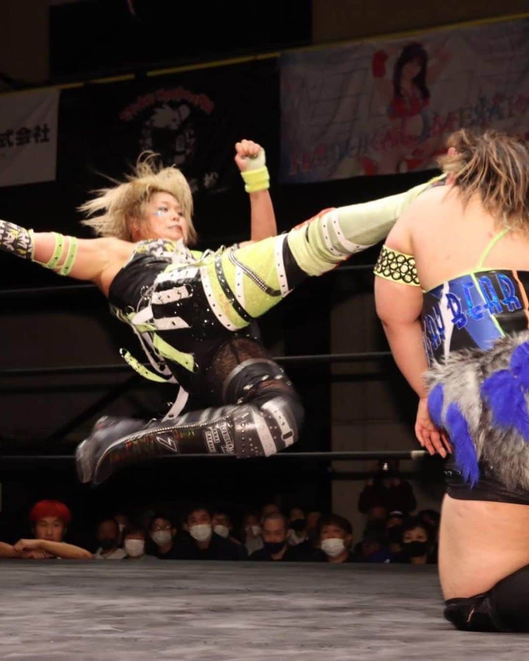 高橋奈苗のインスタグラム：「2023.5.3 乱丸フェスタ 大阪176BOX🐙  7Upp 対決🔥 優宇と初めてのシングル  対戦回数もほとんど無い⚔️  15分ドローだったので to be continued...  乱丸、素敵な機会をありがとう！ でもさ、 忍法ってなーに？🥵🥵  売店に来てくださって声かけてくださった方々、ありがとうございました💚 嬉しいパッション☺️  @nanae_passion_  follow me!  通販ショップ➡︎ https://jungarian.thebase.in/  #プロレス #高橋奈七永  #ナナエ #パッション #passion #女子プロレス #人間国宝 #japan #nanaetakahashi #乱丸フェスタ #大阪　#優宇　#7Upp」