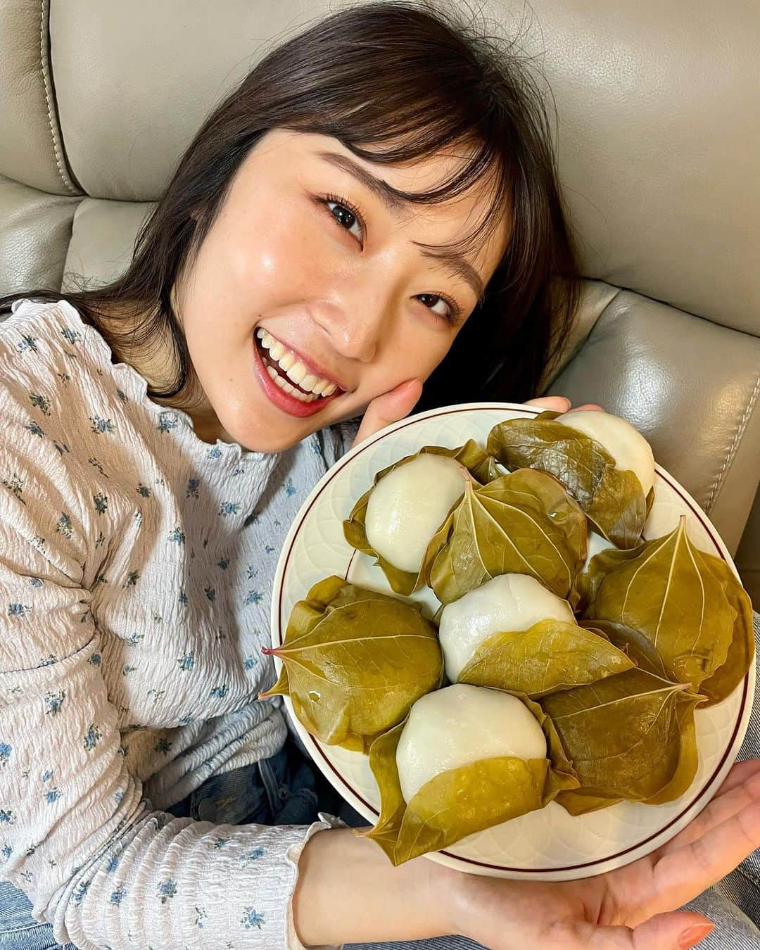 段原瑠々さんのインスタグラム写真 - (段原瑠々Instagram)「🎏  こどもの日！  寝ころんでる間に、柏餅できてた〜☺️  髪の毛ぼさぼさ だらだら子ども    #juicejuice #段原瑠々 #こどもの日 #柏餅」5月5日 16時30分 - ruru_dambara.official