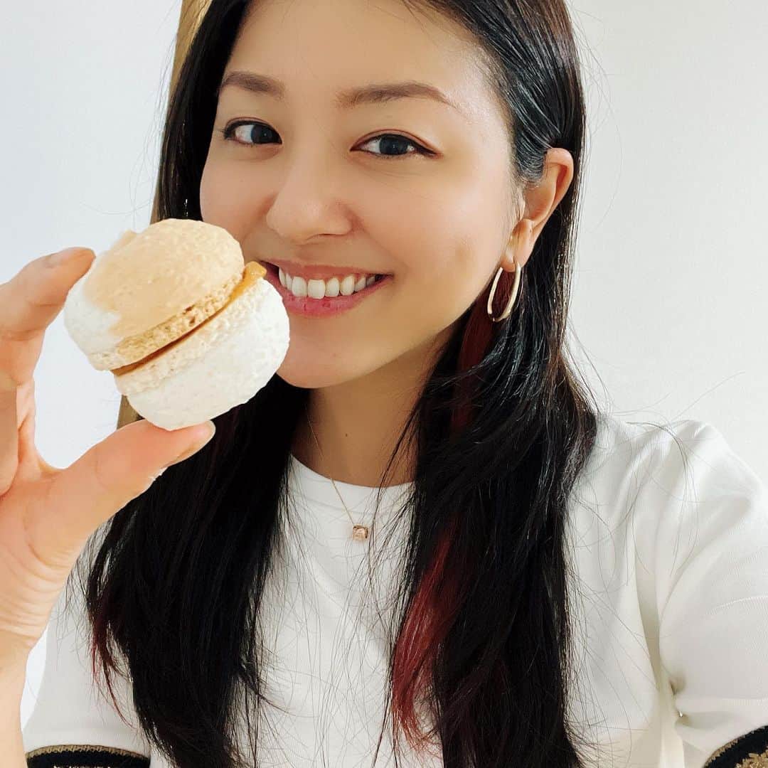 長沢美月のインスタグラム：「美味しいマカロンを 差し入れに頂きました😍✨  休憩中の癒し🥺🌈  #マカロン #スイーツ」