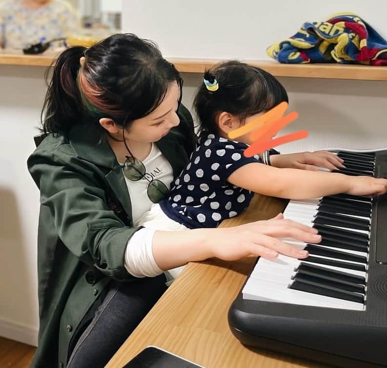 ZAQのインスタグラム：「piano practice with my niece」