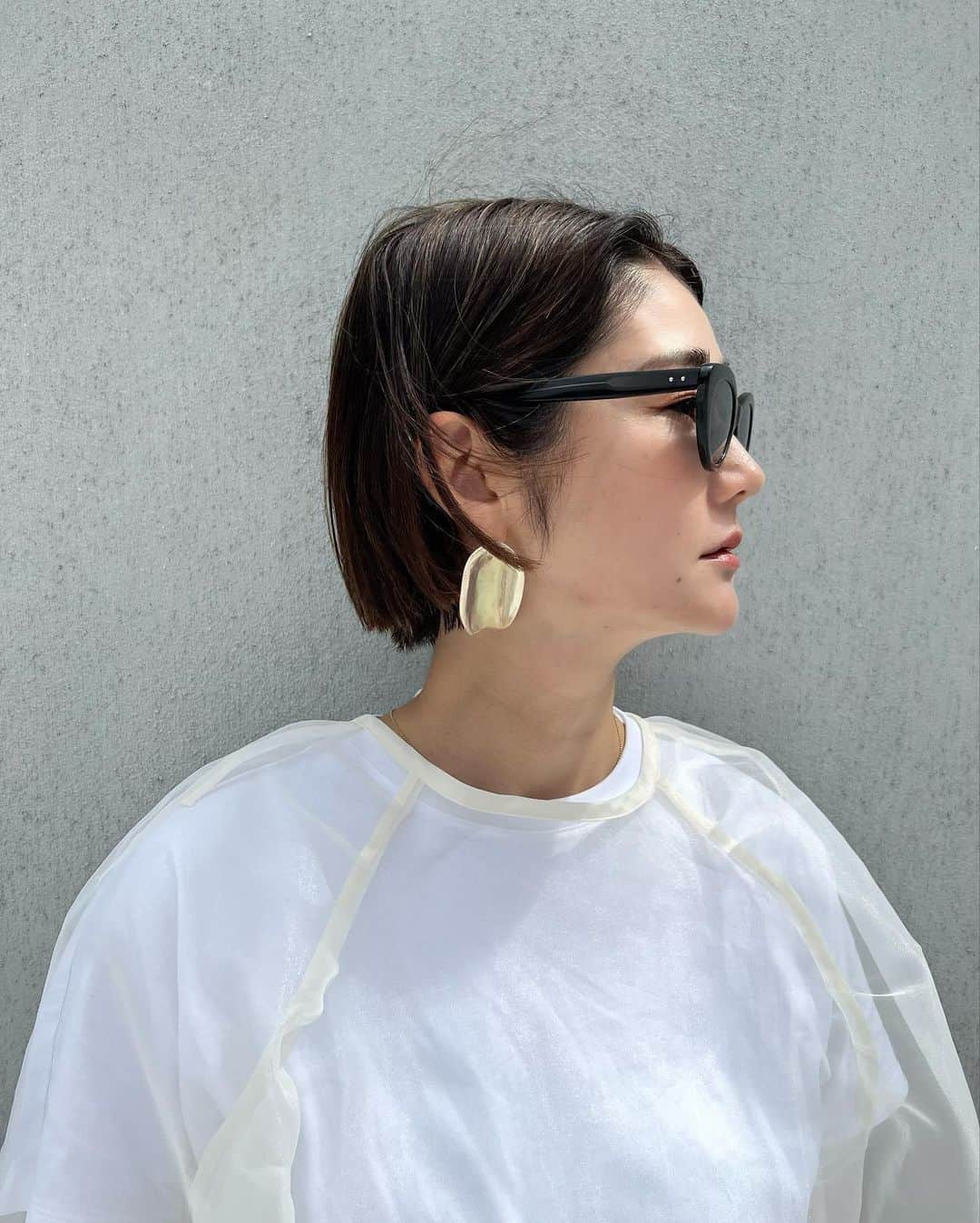 ジュジュのインスタグラム：「左右異なる大きさでキラキラ虹色に輝くaccessoryは 唯一無二🫶  他には無いDesignです✨  ...🤎  ...coming soon  #akarih #🌈Auroraseries」