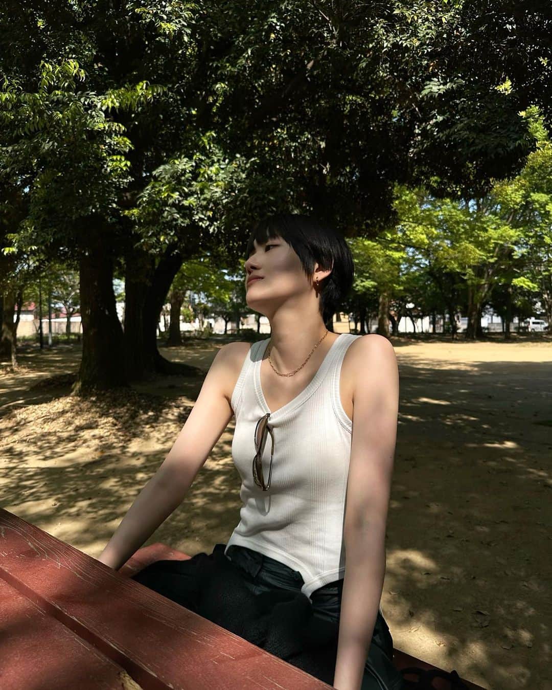 のインスタグラム：「斬新なファンデーションに出会いました🌞  一回ごとにカプセルの粒を混ぜて作るという工程にワクワク。 そして肌にのせると60%を占める水分がひた〜っと伸びてキメ細かい素肌のような質感に💎 是非体感してみてください🦦🍃  こちらも本日5/5から登場🌷  @chanel.beauty  #レベージュトゥッシュドゥタン #LesBeigesToucheDeTeint」