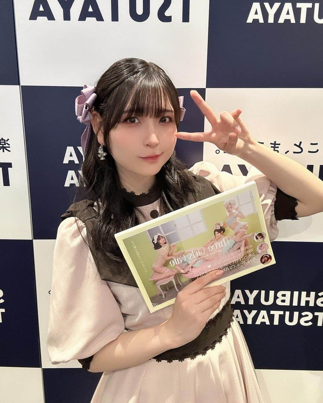あまつ様のインスタグラム：「📕 ⁡ ⁡ 『Three Girls Cafe』 発売記念イベントありがとうございました🤍 ⁡ ⁡ 久々に会えるイベント楽しかったあ！ ⁡ ⁡ 次は5/12 19:00〜 秋葉原ソフマップさんでイベントです✨ ⁡ オンライン配信もあるのでぜひ参加してください！ ⁡ #あまつまりな #あまつ様」